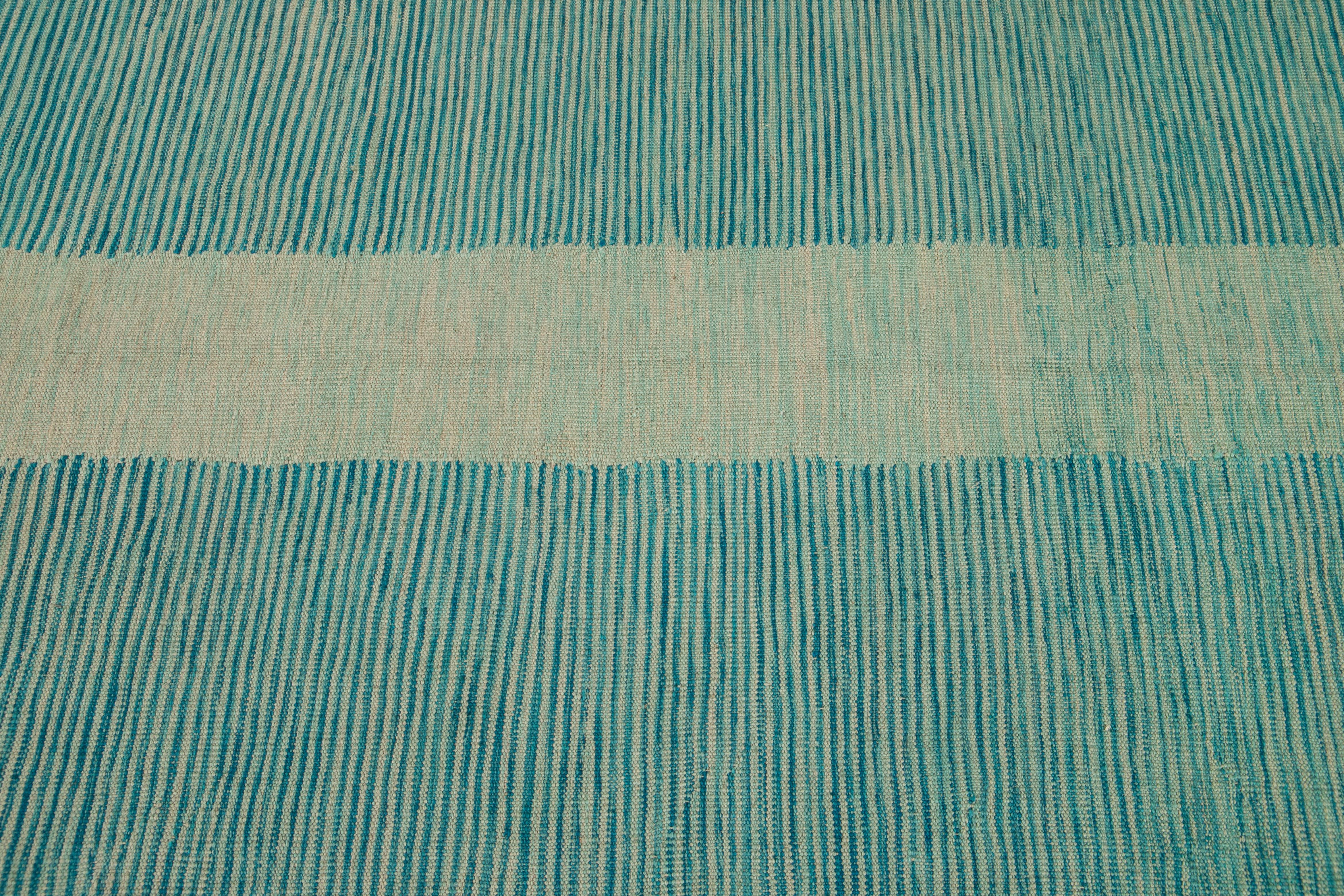 Moderner, expressionistischer Flachgewebe-Wollteppich in Blau in Teal im Angebot 3