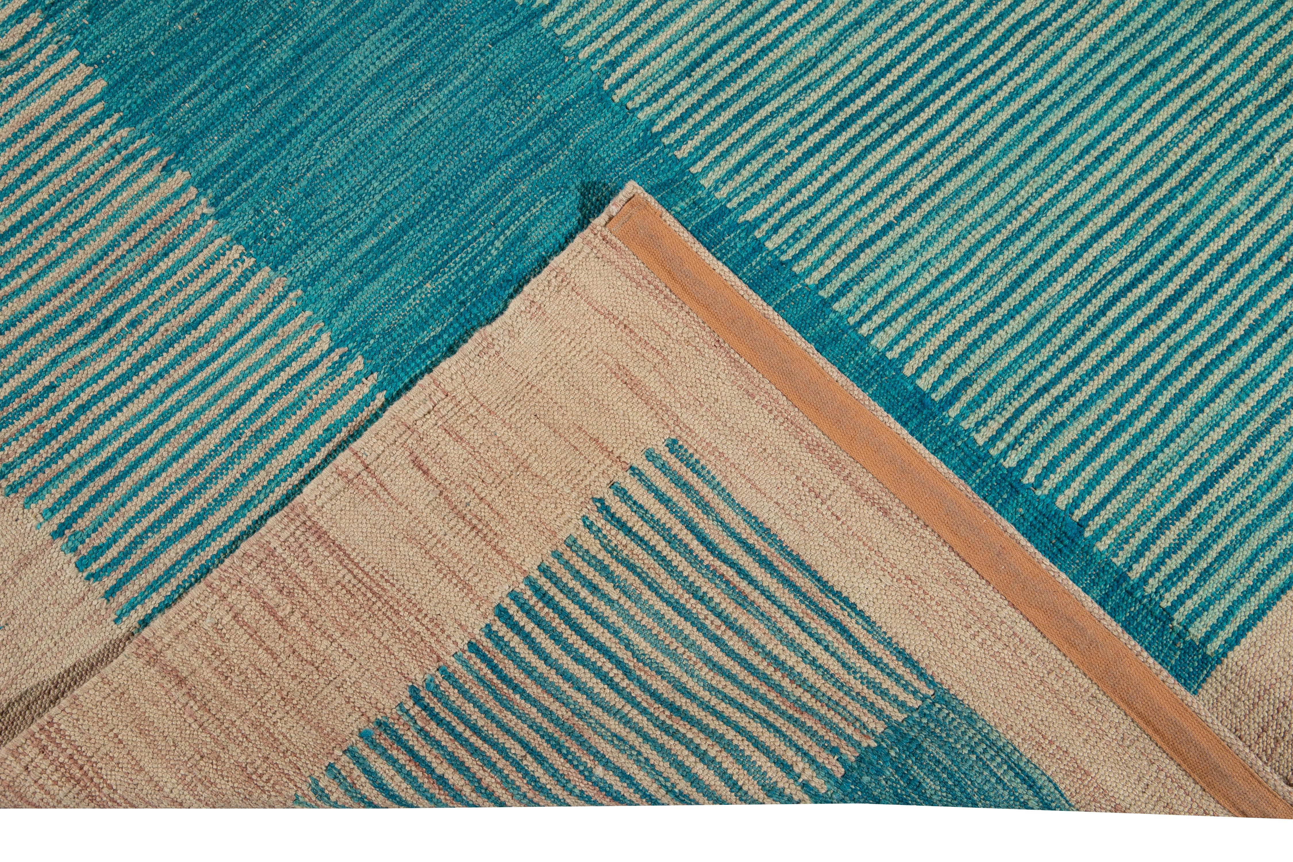 Schöner moderner flachgewebter Kilim-Teppich aus handgefertigter Wolle mit einem blaugrünen Feld. Dieser Kelimteppich hat Akzente in Beige und Blau in einem wunderschönen geometrischen expressionistischen Design.

Dieser Teppich misst: 8'5