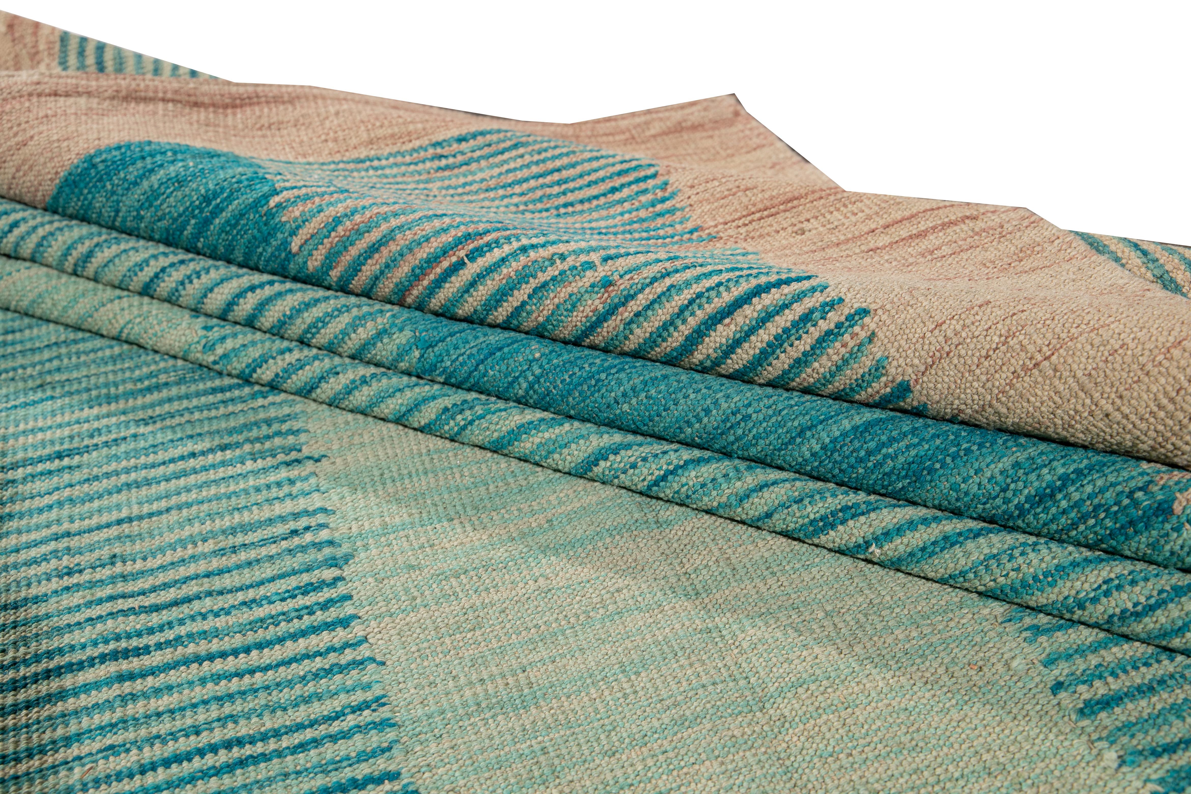 Moderner, expressionistischer Flachgewebe-Wollteppich in Blau in Teal (21. Jahrhundert und zeitgenössisch) im Angebot