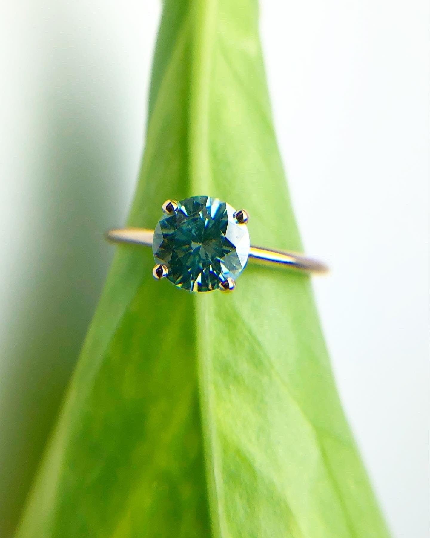 Superbe bague solitaire en or jaune 18KT avec moissanite sarcelle de 6 mm. La bague est réalisée en élégante monture solitaire en taille 6.

Il est accompagné d'un certificat d'authenticité et d'un bel emballage !

À PROPOS DE NOUS
Nous sommes une