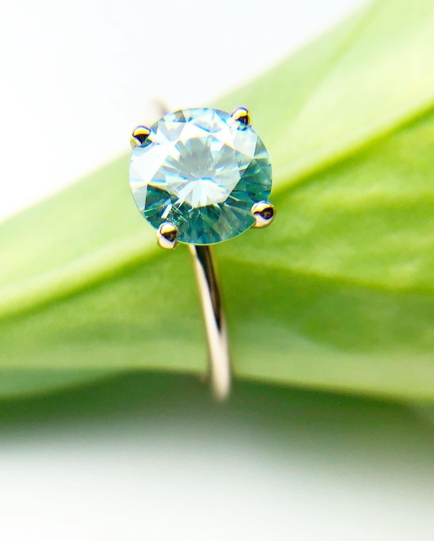 Bague de fiançailles solitaire en or jaune 18 carats avec moissanite sarcelle couleur turquoise Neuf - En vente à Boca Raton, FL