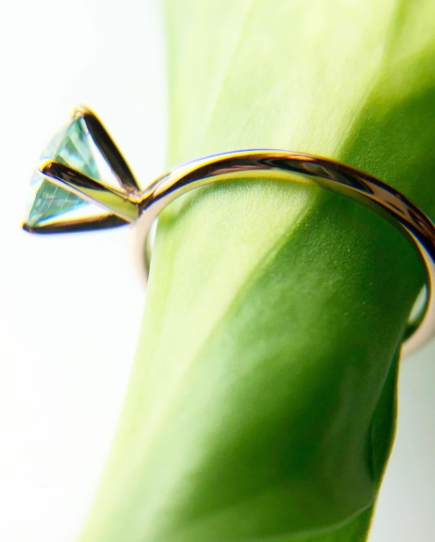 Bague de fiançailles solitaire en or jaune 18 carats avec moissanite sarcelle couleur turquoise Unisexe en vente