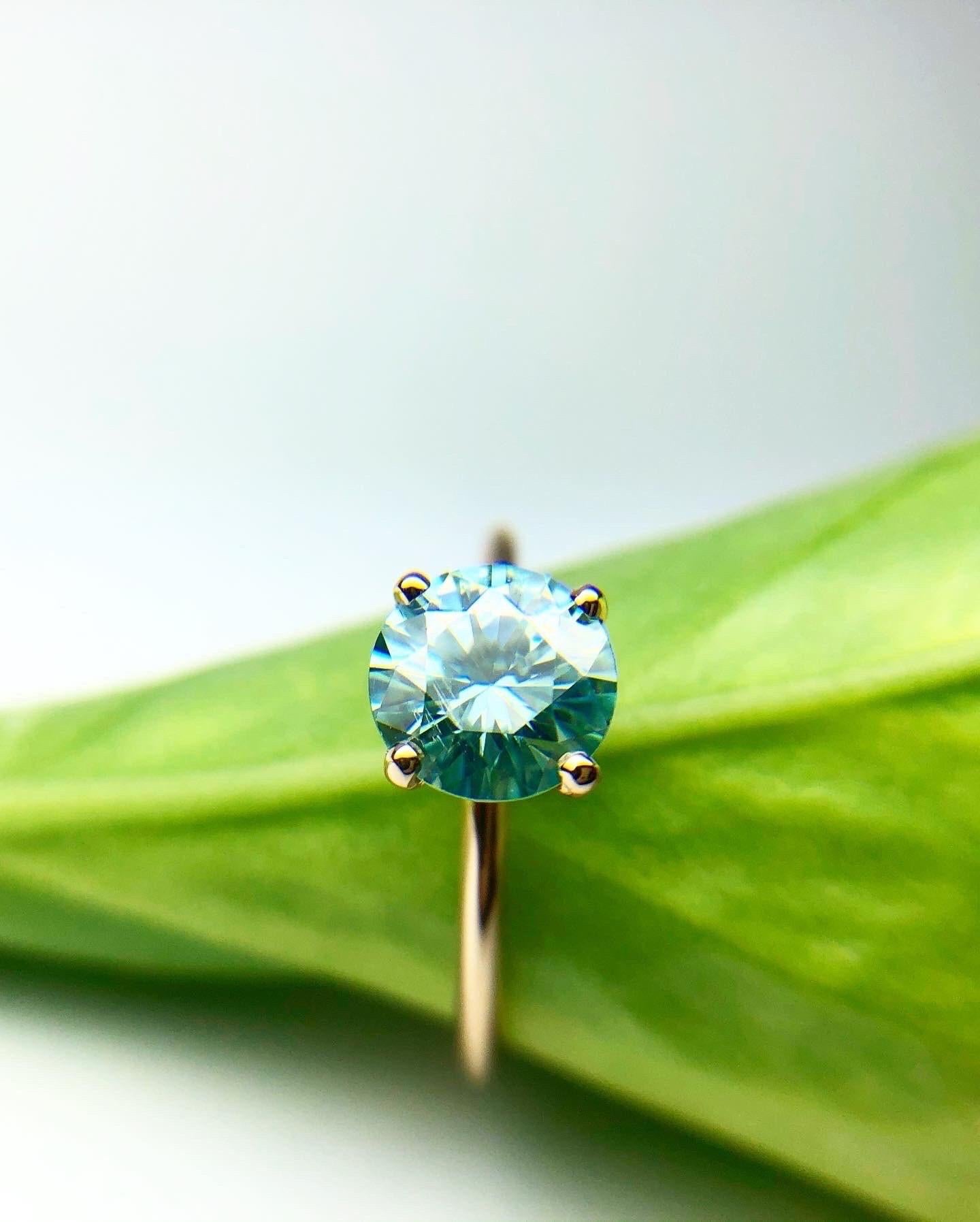 Bague de fiançailles solitaire en or jaune 18 carats avec moissanite sarcelle couleur turquoise en vente 1