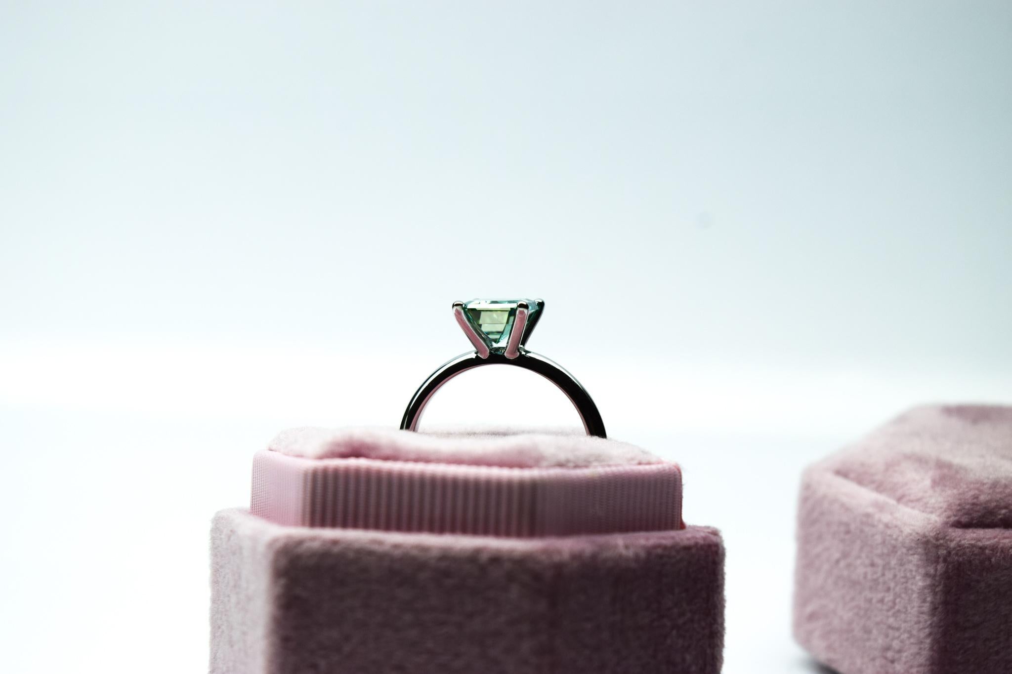 Teal Moissanite solitaire ring 14KT or engagement ring en vente 8