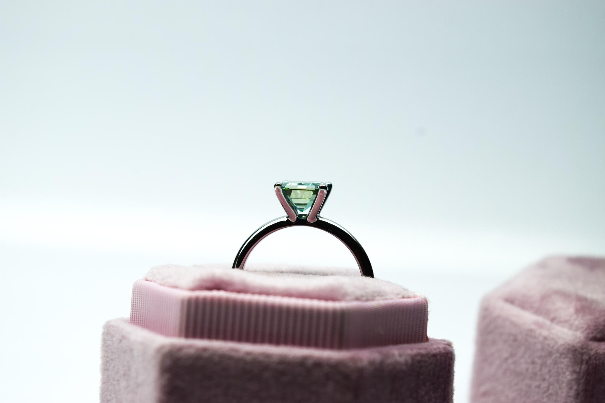Teal Moissanite solitaire ring 14KT or engagement ring Pour femmes en vente