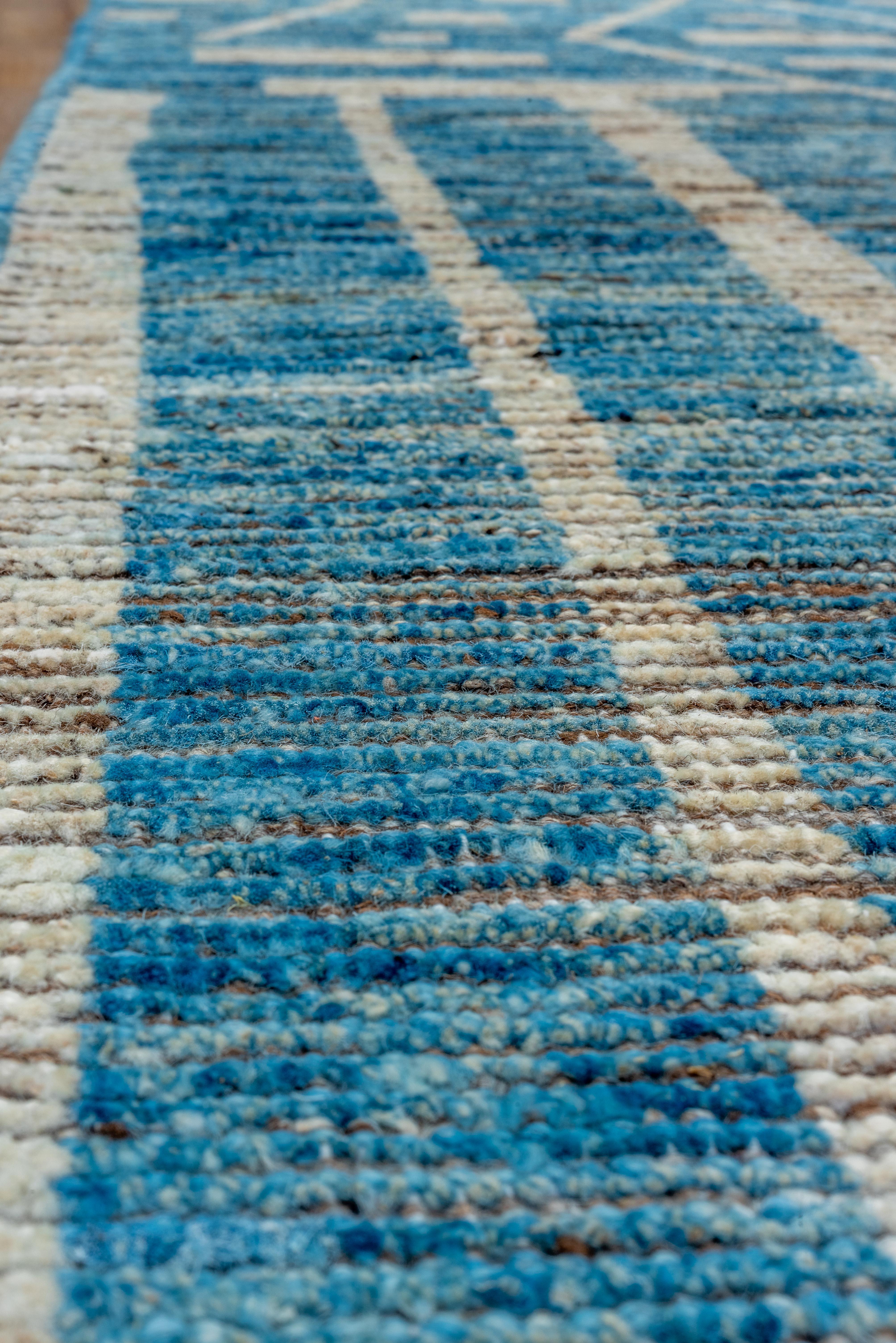 Marokkanischer langer Teppich mit geometrischem Muster in Petrol