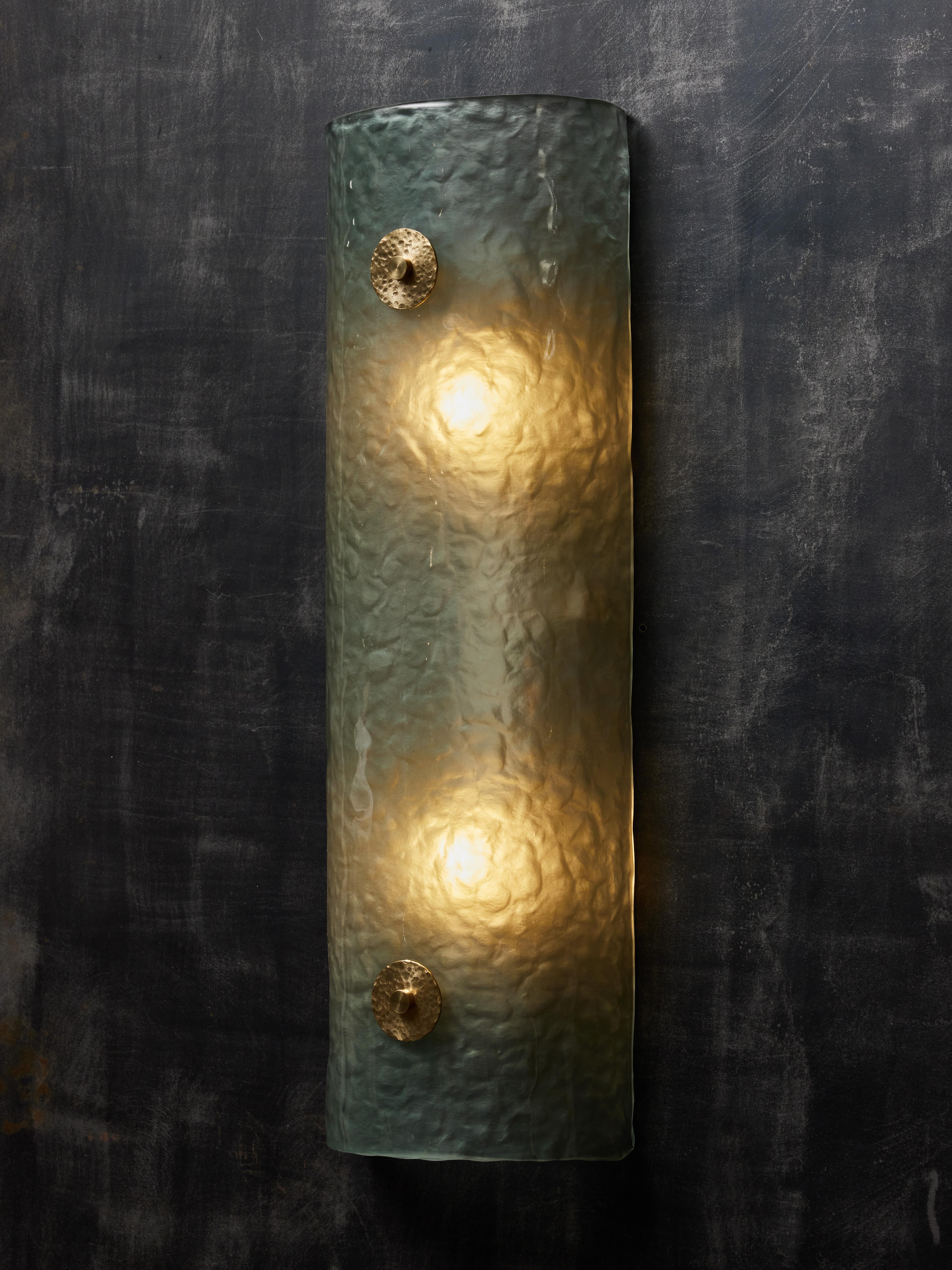 Teal Murano Wall Sconce with Brass Accents In New Condition For Sale In Saint-Ouen, IDF