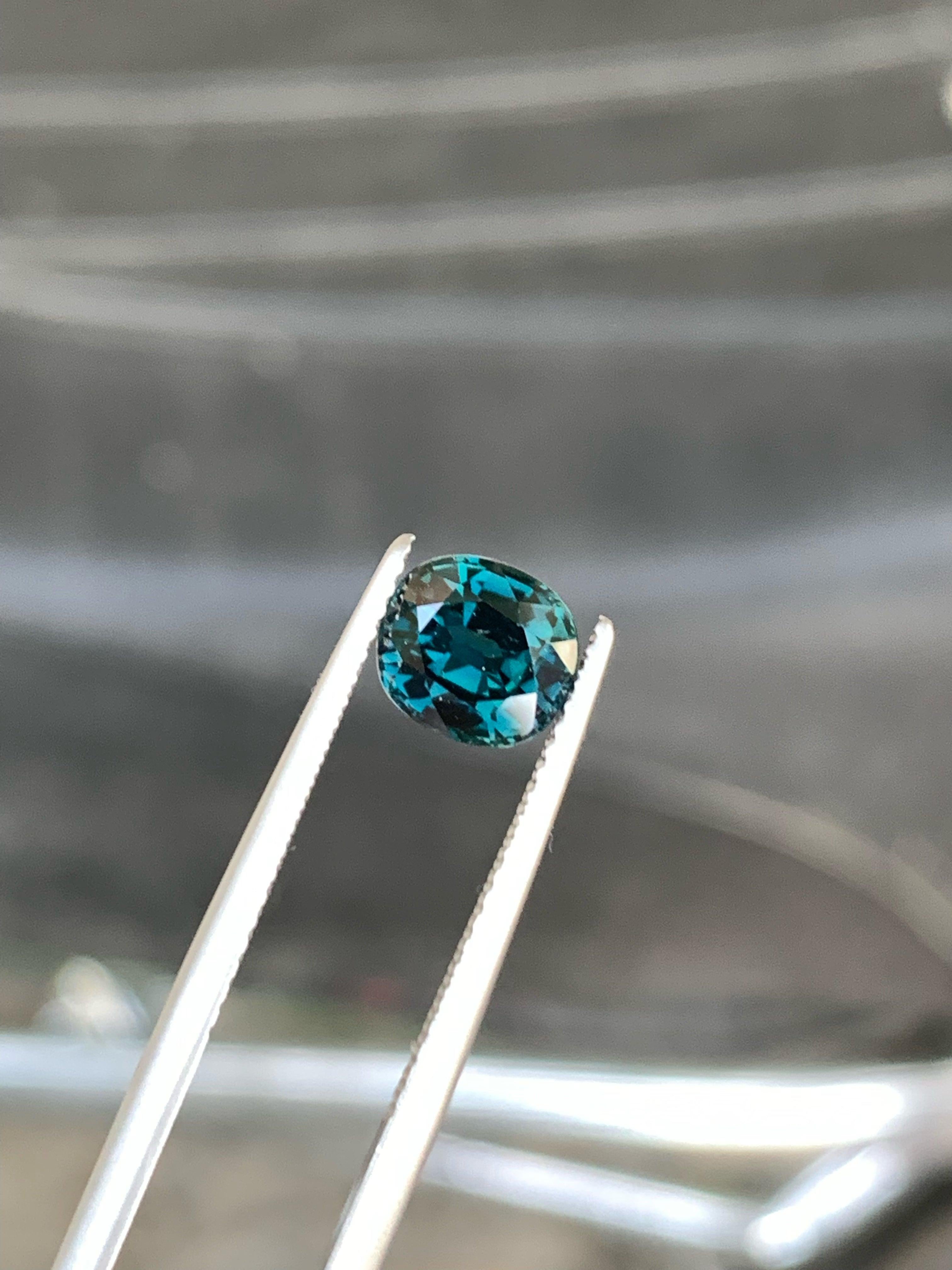 Teal natürlichen Saphir Edelstein von 1,82 Karat aus Madagaskar hat einen wunderbaren Schliff in einem Kissen Form, unglaubliche grünlich-blaue Farbe, große Brillanz. Dieser Edelstein ist von augenreiner Klarheit.

Informationen zum