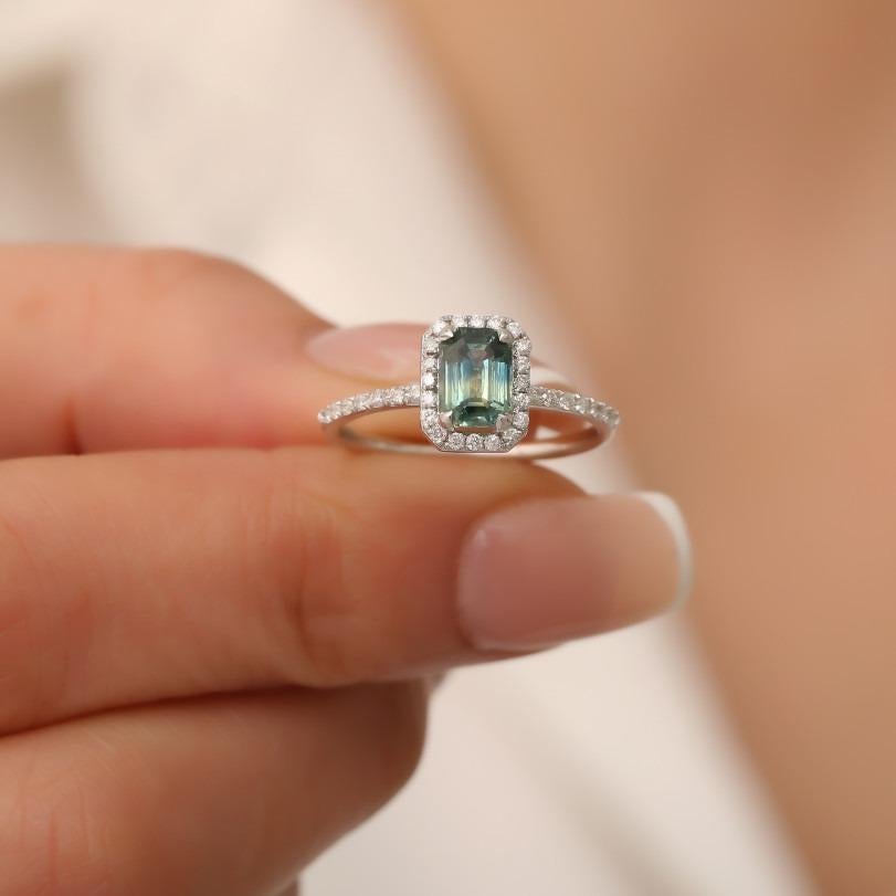 Einzelheiten zum Produkt :

- • Auf Bestellung gefertigt

- • Gold Kt: 14kt

- • Verfügbare Goldfarben: Roségold, Gelbgold, Weißgold

- • 0,30ct Natürlicher runder Diamant

- • 1.00ct Blau Natürlich  Teal Sapphire

- • Diamant Farbe-Klarheit: F-G