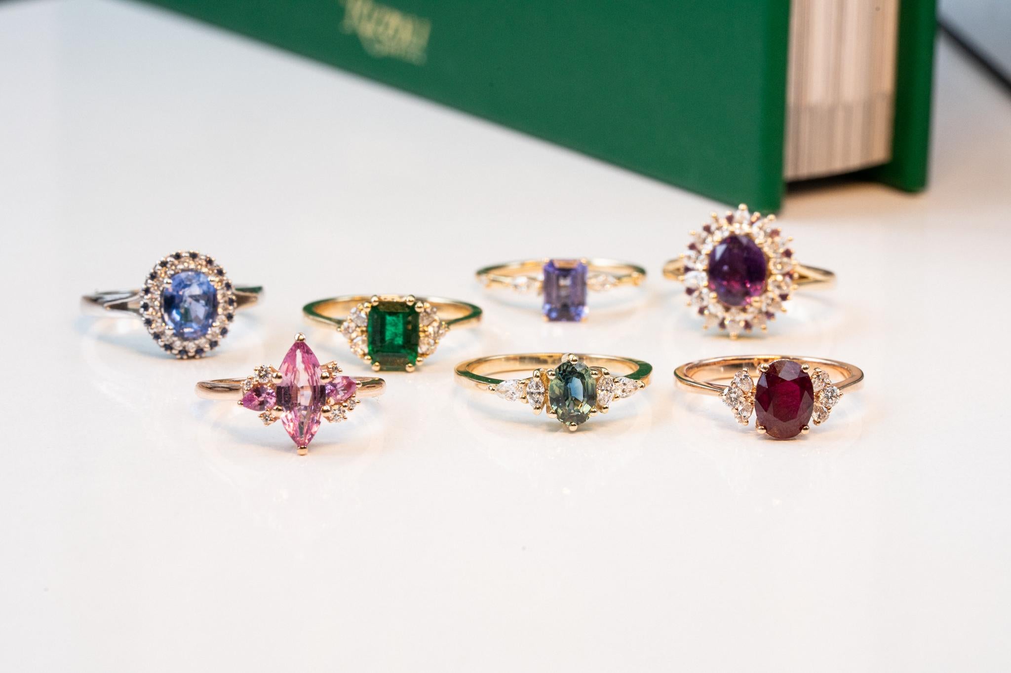 in vendita:  Anello di fidanzamento con zaffiro verde acqua e diamante 5