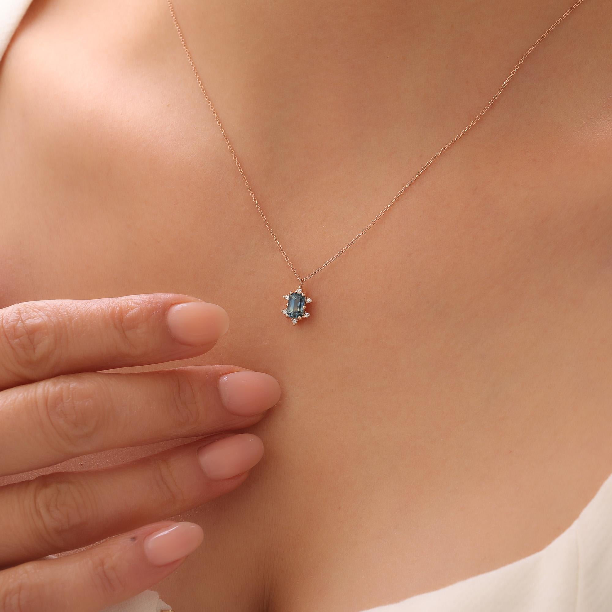 Taille émeraude Pendentif halo saphir et diamant sarcelle en vente