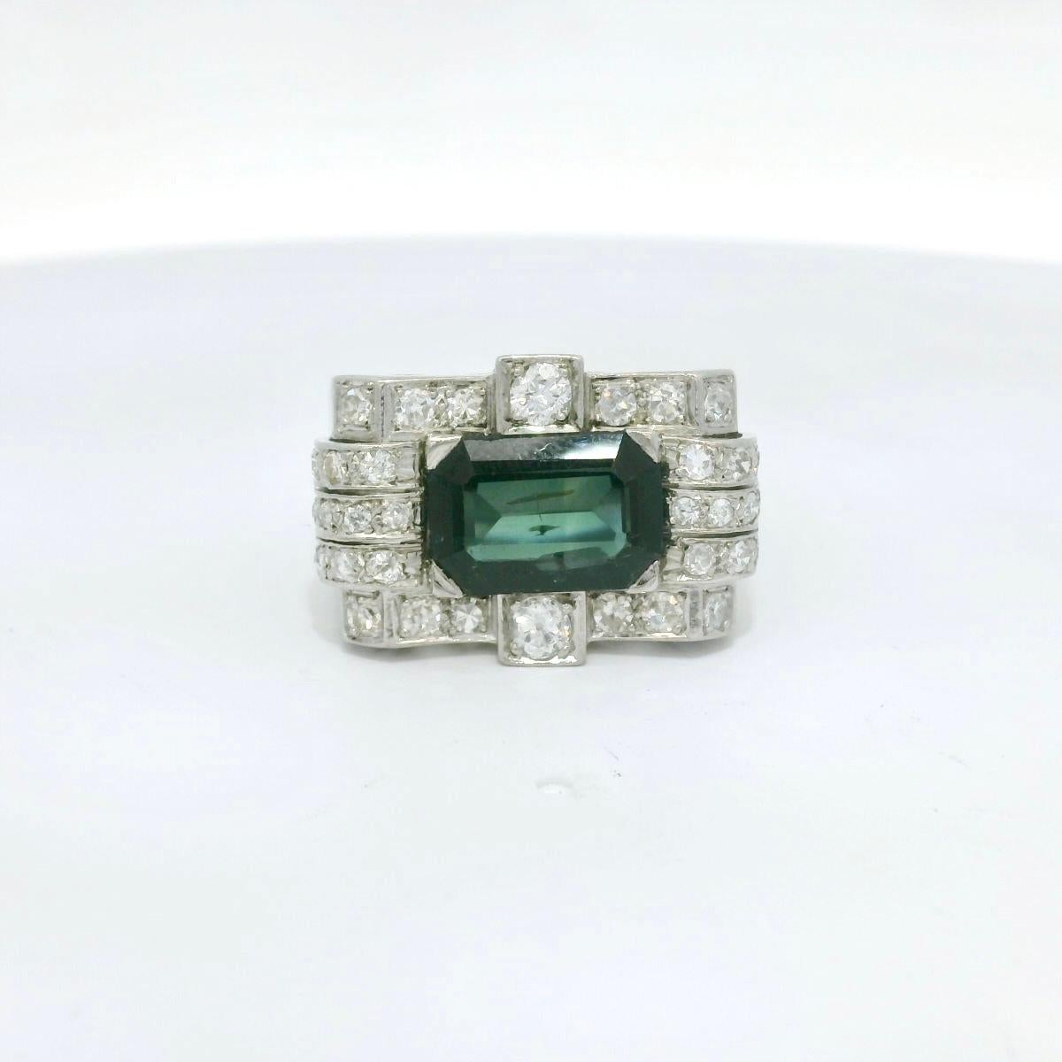 Vintage saphir et diamant Bague Tank circa 1930. 

La bague est en or blanc 18 carats pesant 10,1 grammes. 

La bague est sertie au centre d'un saphir sarcelle de taille émeraude et d'environ 1 carat de diamants 8/8 et de taille ancienne. 

La bague