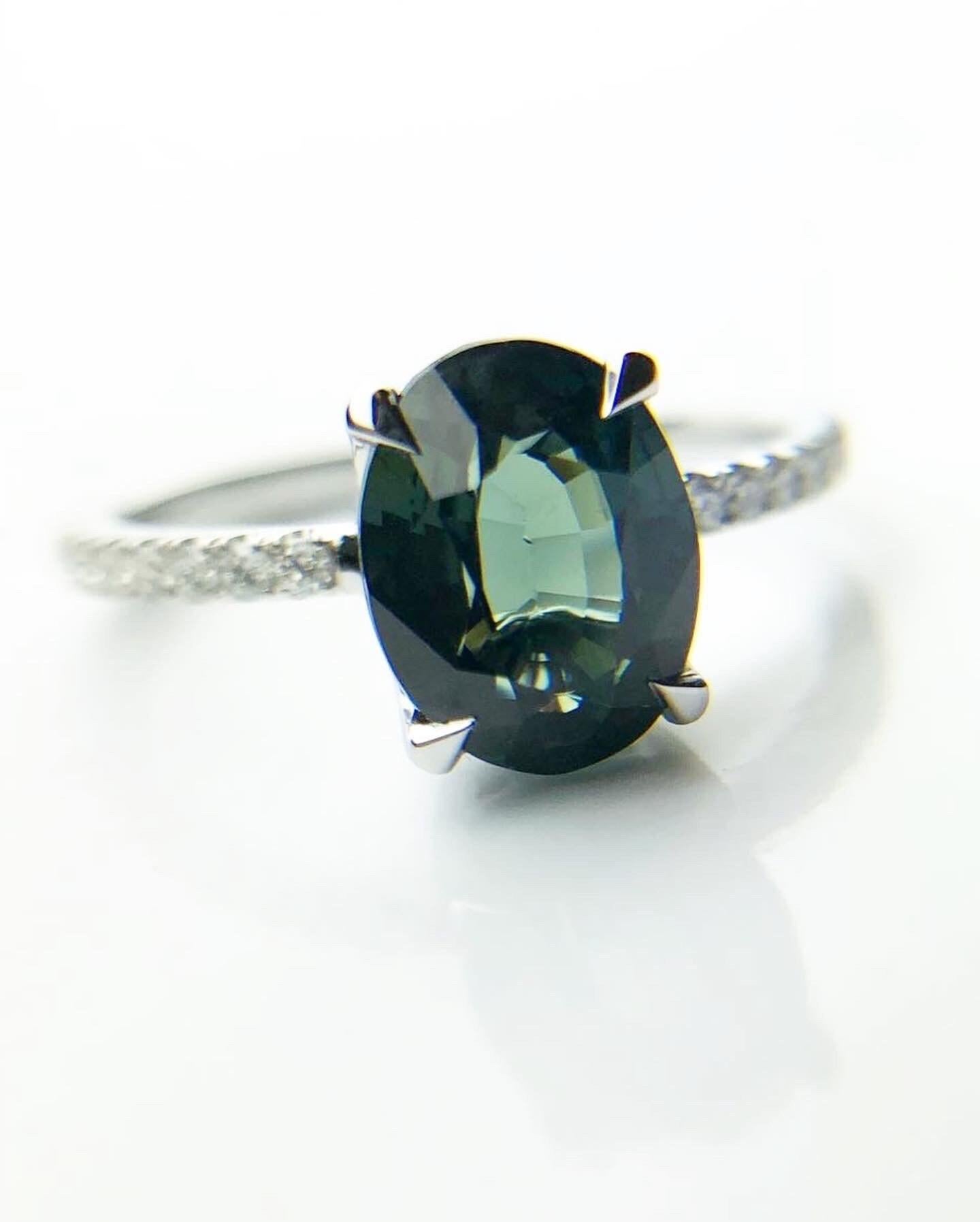 Incredibile zaffiro verde acqua con raffinati diamanti in platino, un anello unico da possedere! Lo zaffiro è di colore verde acqua, il che significa che ha sia colori blu che verdi ed è onestamente uno degli zaffiri più belli che abbia mai visto!