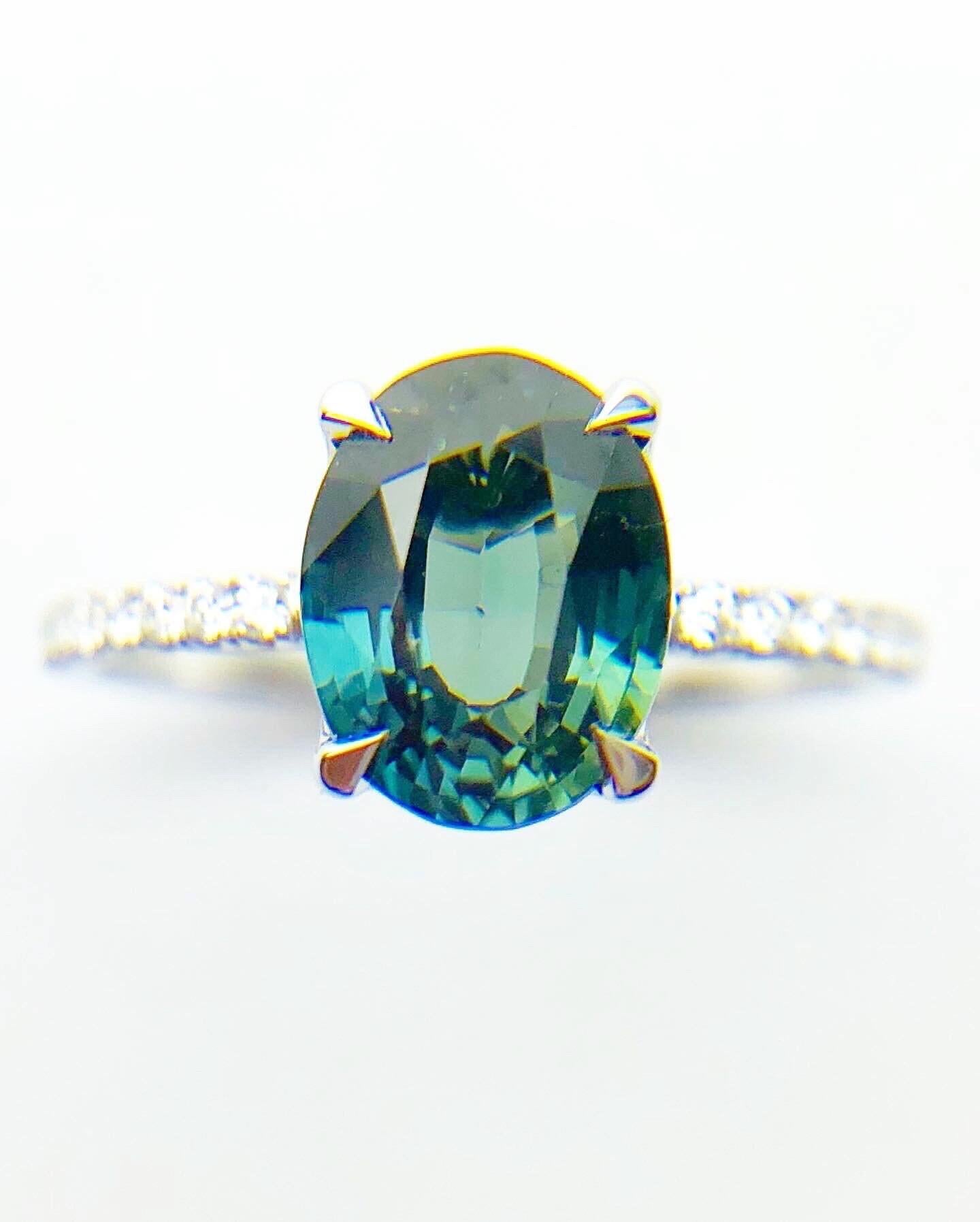Taglio ovale Anello di fidanzamento con zaffiro verde acqua e diamante in platino in vendita