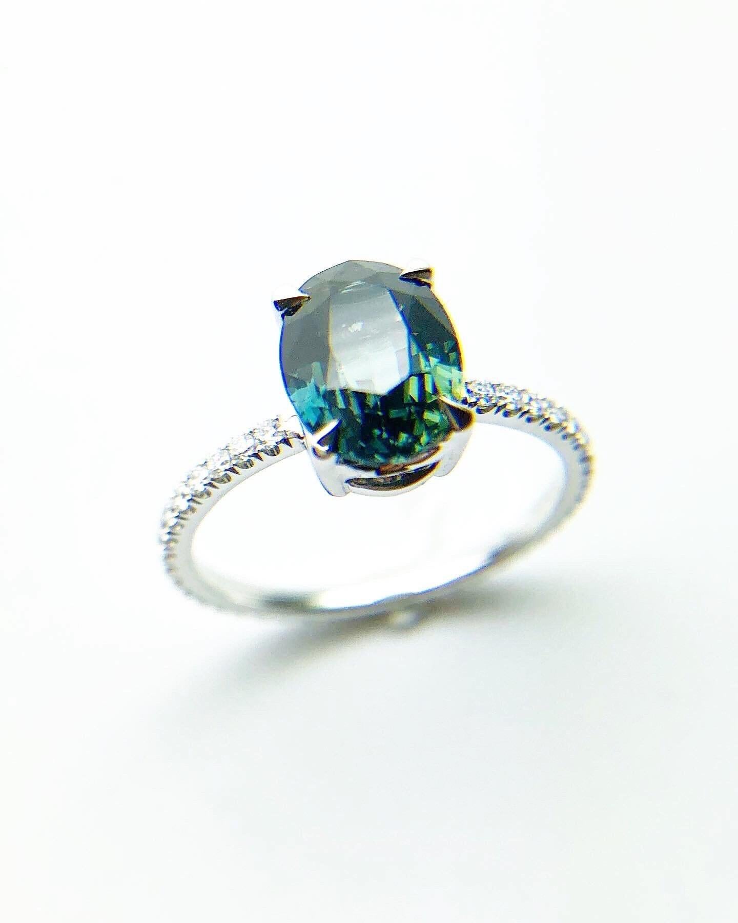 Anello di fidanzamento con zaffiro verde acqua e diamante in platino In condizioni Nuovo in vendita a Boca Raton, FL