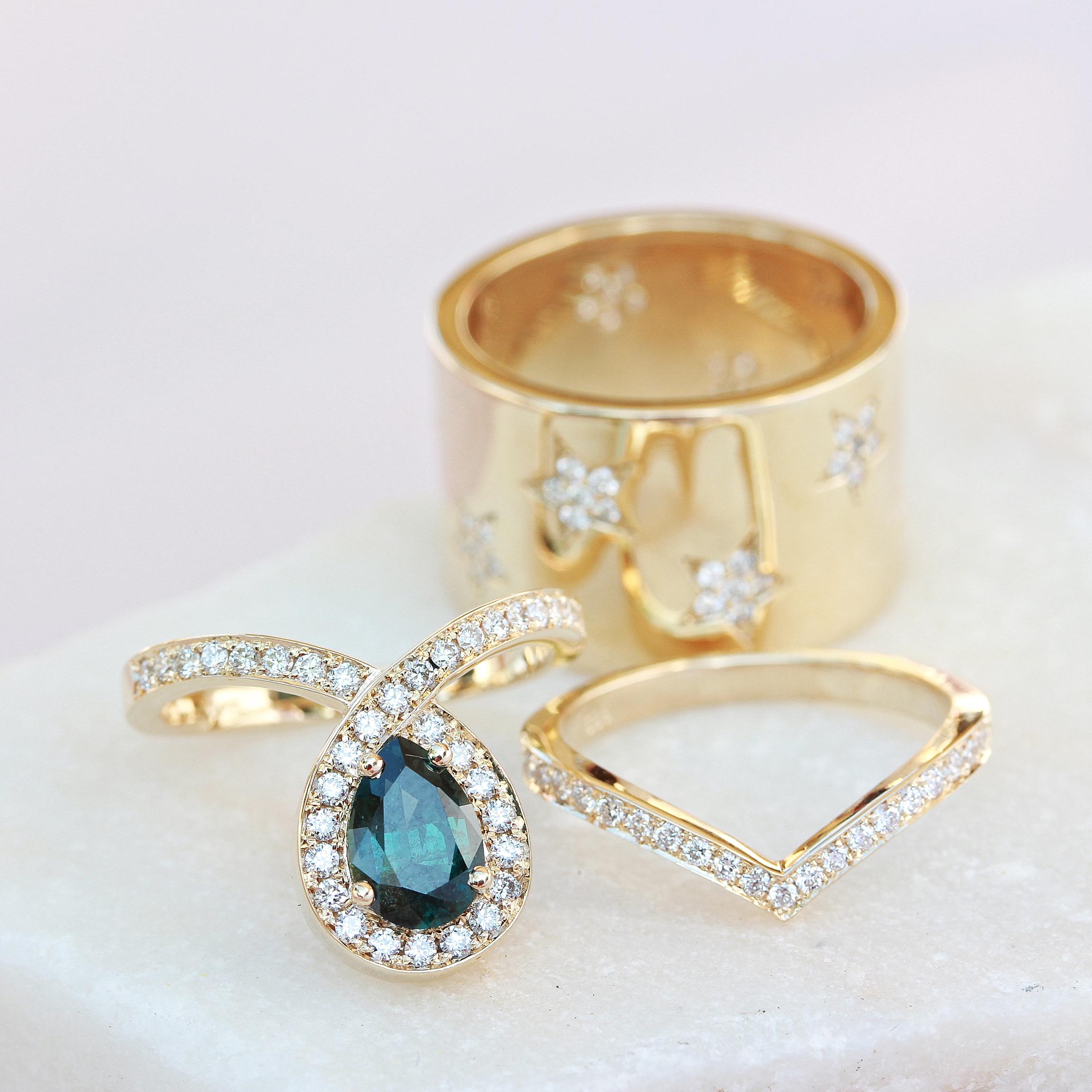 Art déco Saphir sarcelle et diamant Halo Looping Unique Engagement Two Ring Set, Bliss en vente