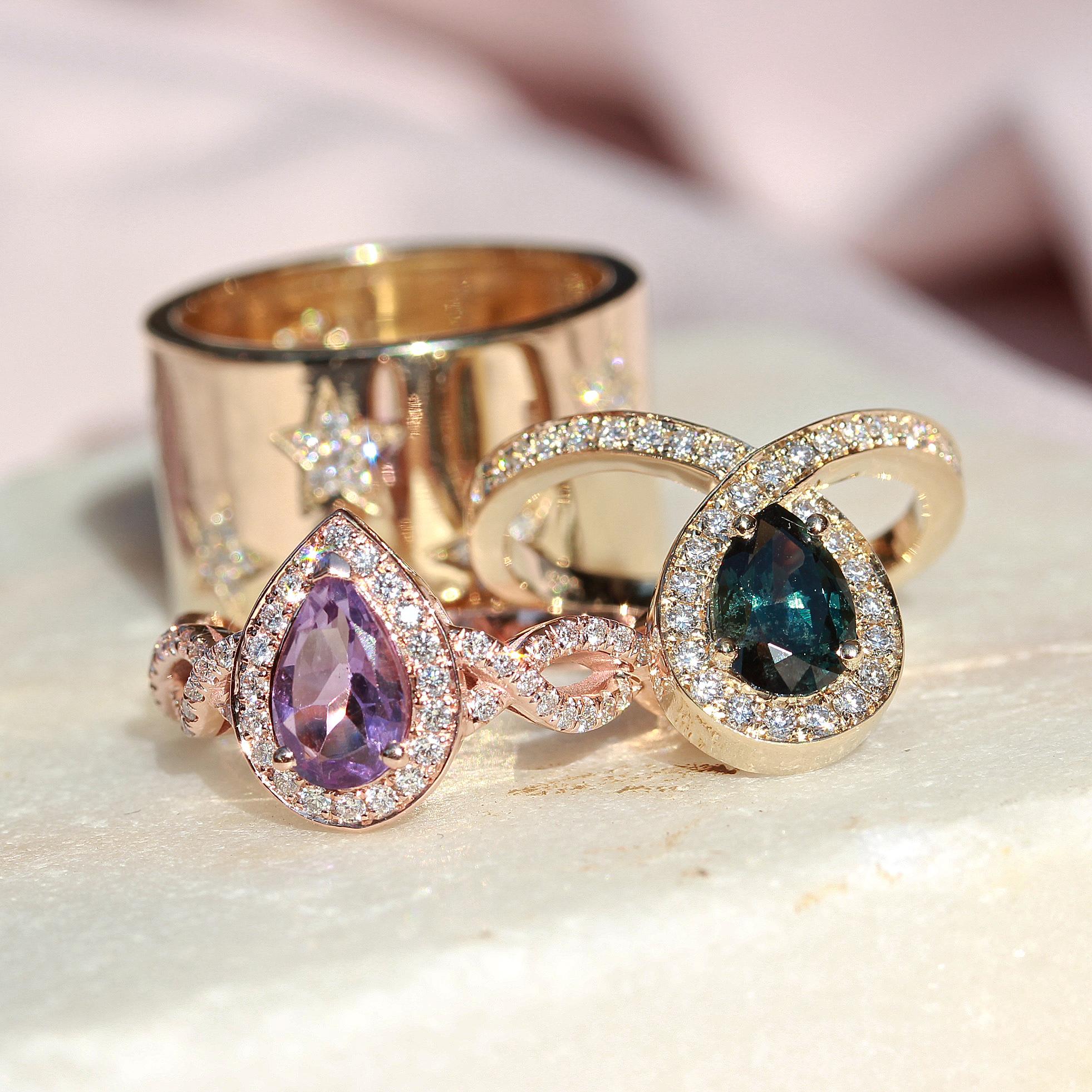 Taille poire Saphir sarcelle et diamant Halo Looping Unique Engagement Two Ring Set, Bliss en vente