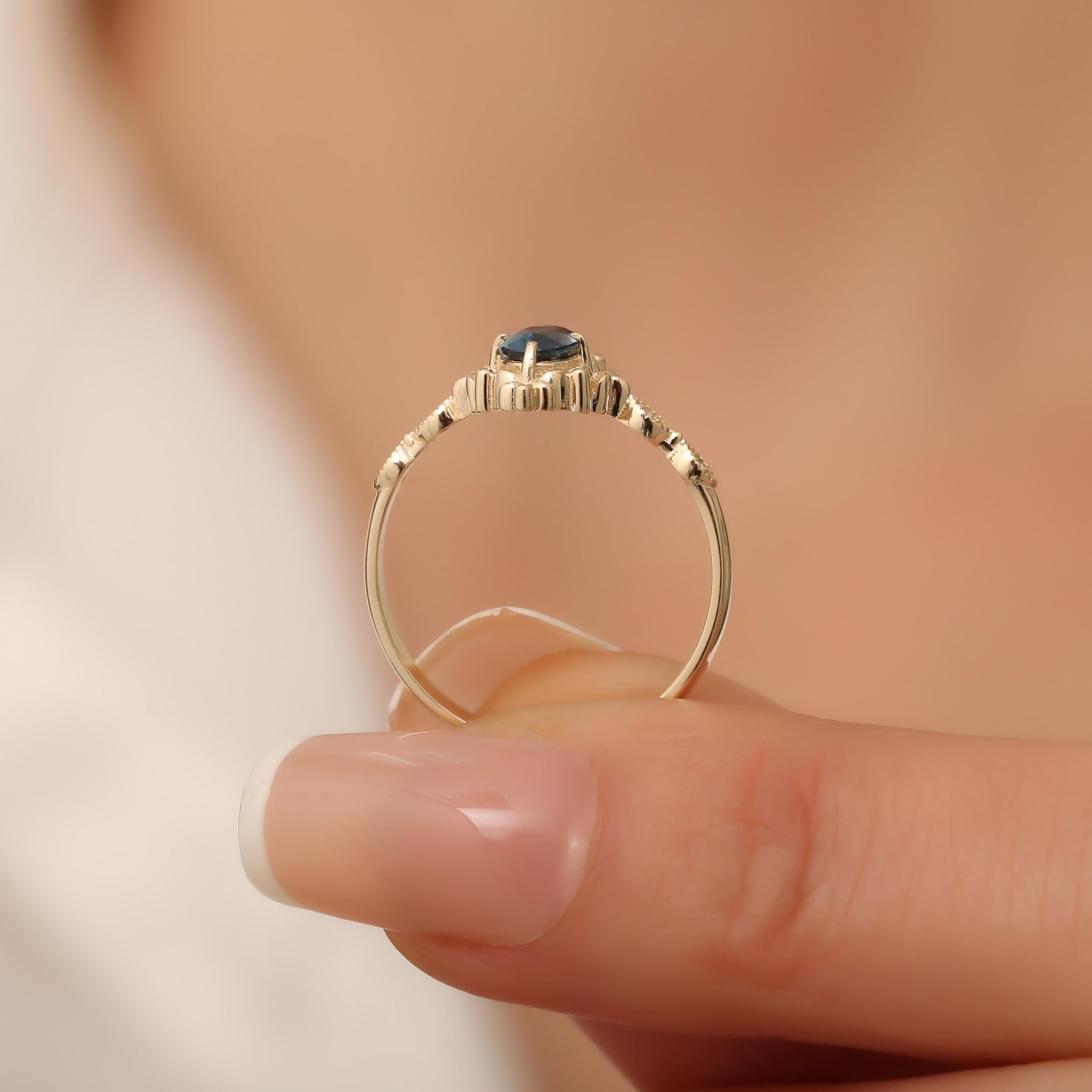 Women's Teal Sapphire Engagement 0.72ct Ring For Sale