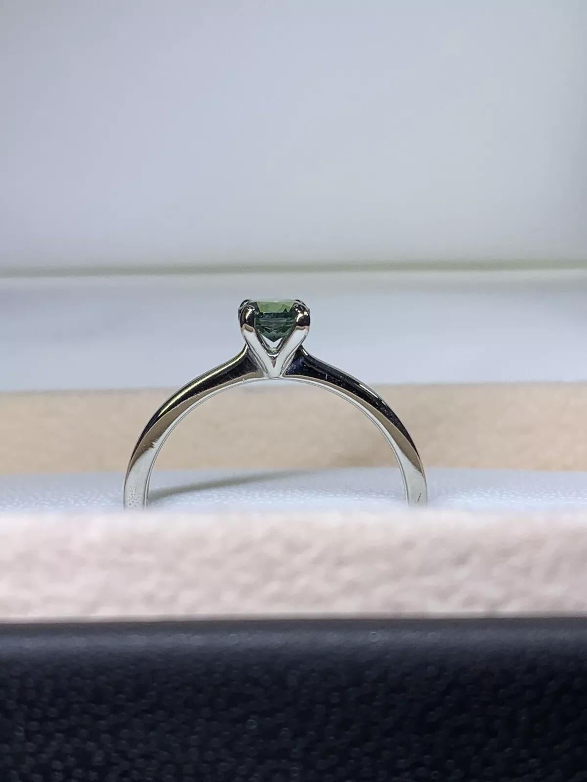 Round Cut Teal sapphire gemstone solitaire ring in 18ct white For Sale