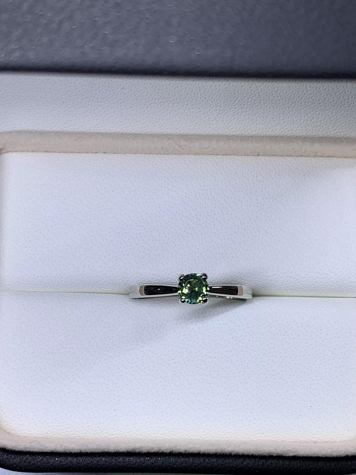 Teal sapphire gemstone solitaire ring in 18ct white In New Condition For Sale In London, GB