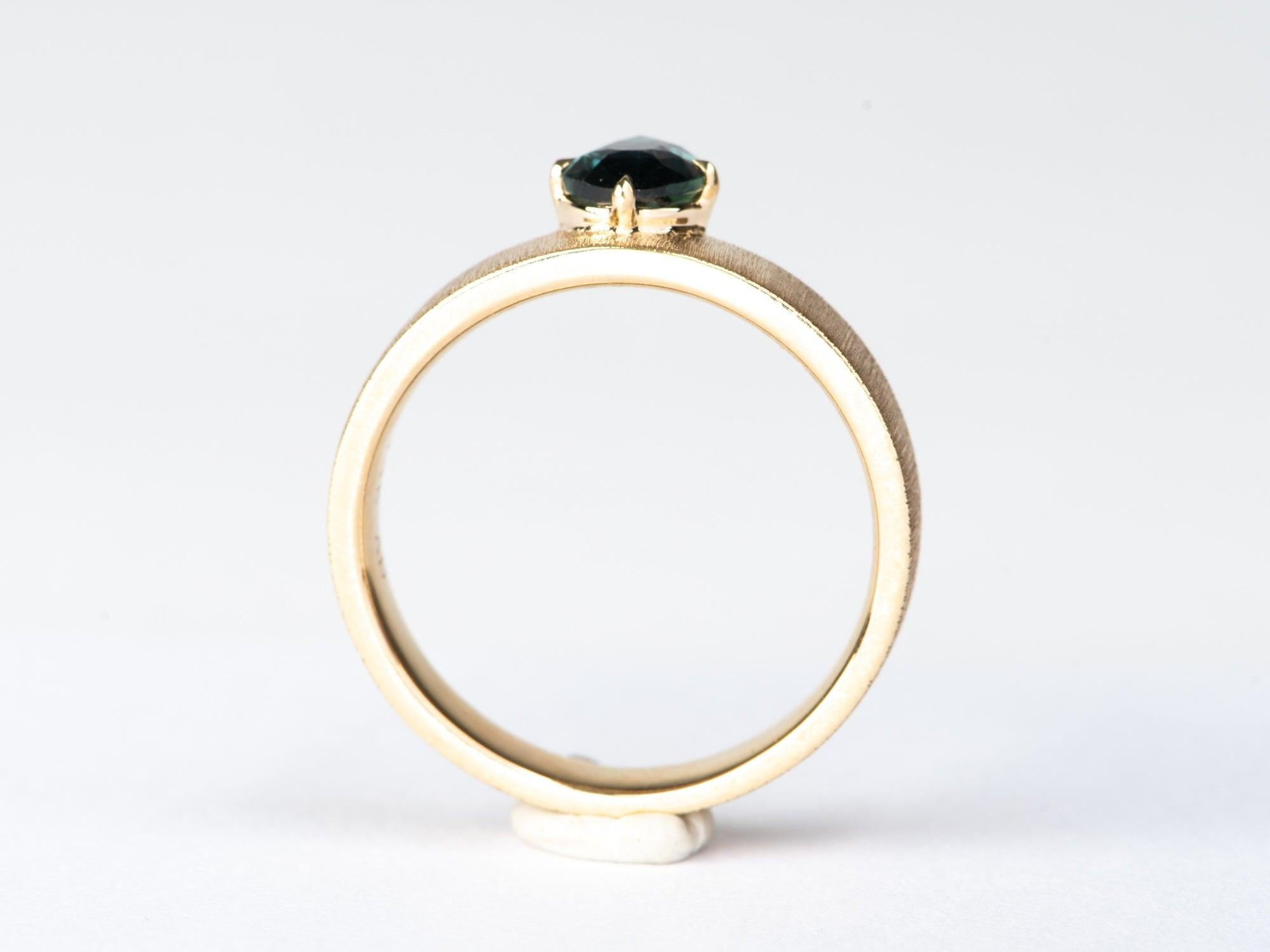 Grezzo Zaffiro verde acqua su fascia larga in oro 14K Anello di fidanzamento con finitura spazzolata a mano R6785 in vendita