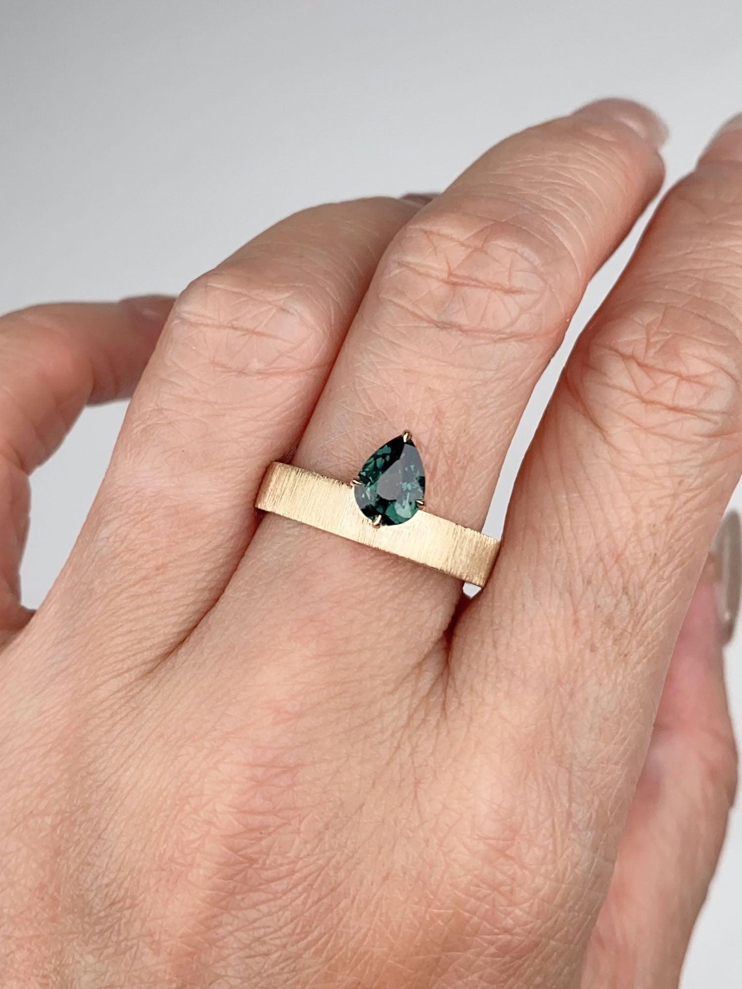 Zaffiro verde acqua su fascia larga in oro 14K Anello di fidanzamento con finitura spazzolata a mano R6785 In condizioni Nuovo in vendita a Osprey, FL