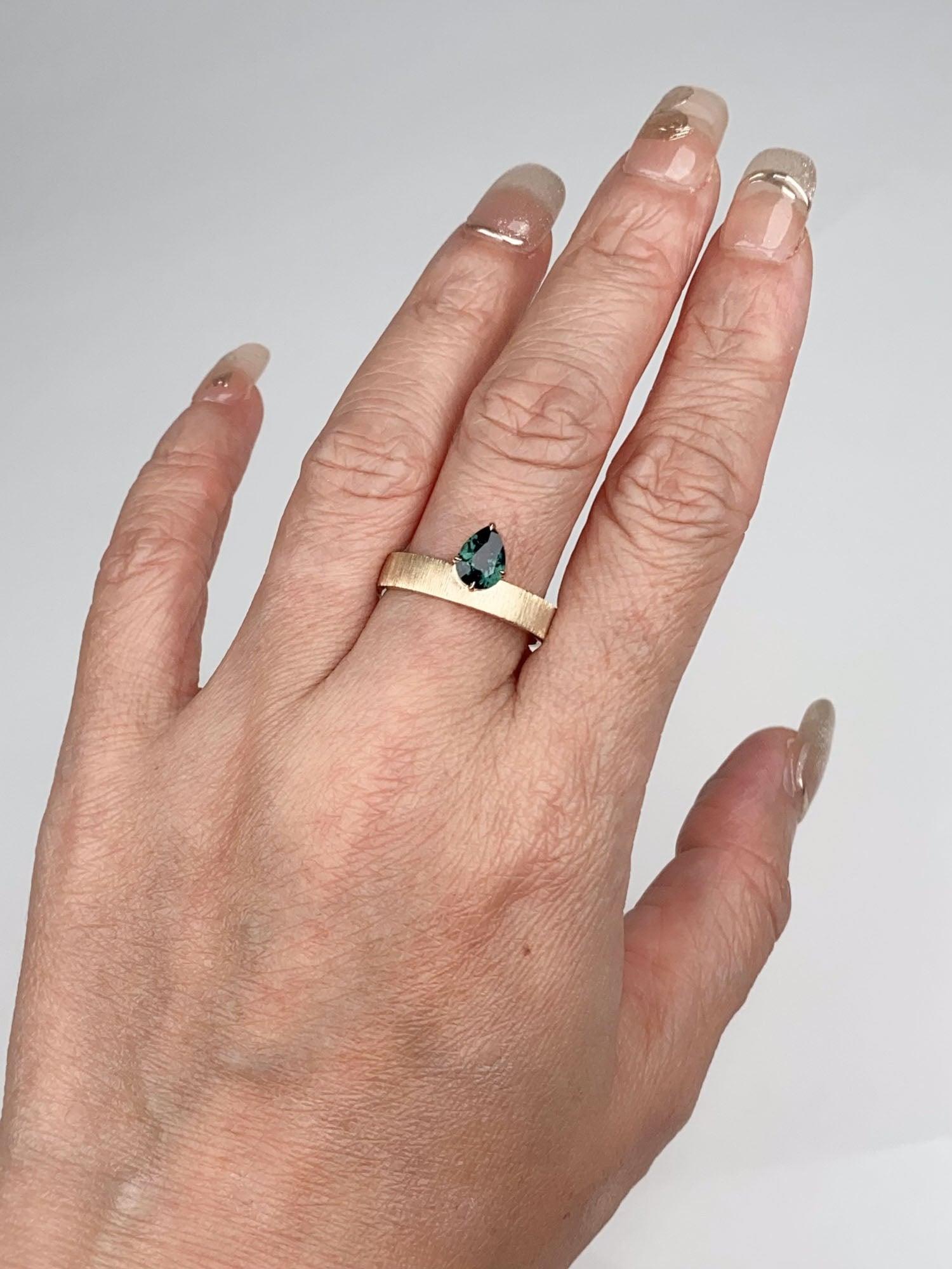 da uomo o donna Zaffiro verde acqua su fascia larga in oro 14K Anello di fidanzamento con finitura spazzolata a mano R6785 in vendita