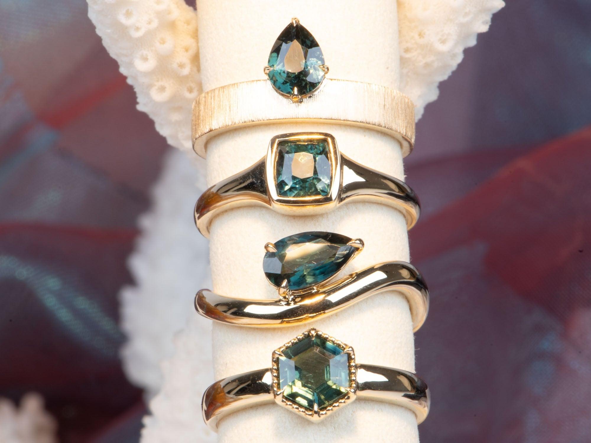 Zaffiro verde acqua su fascia larga in oro 14K Anello di fidanzamento con finitura spazzolata a mano R6785 in vendita 1