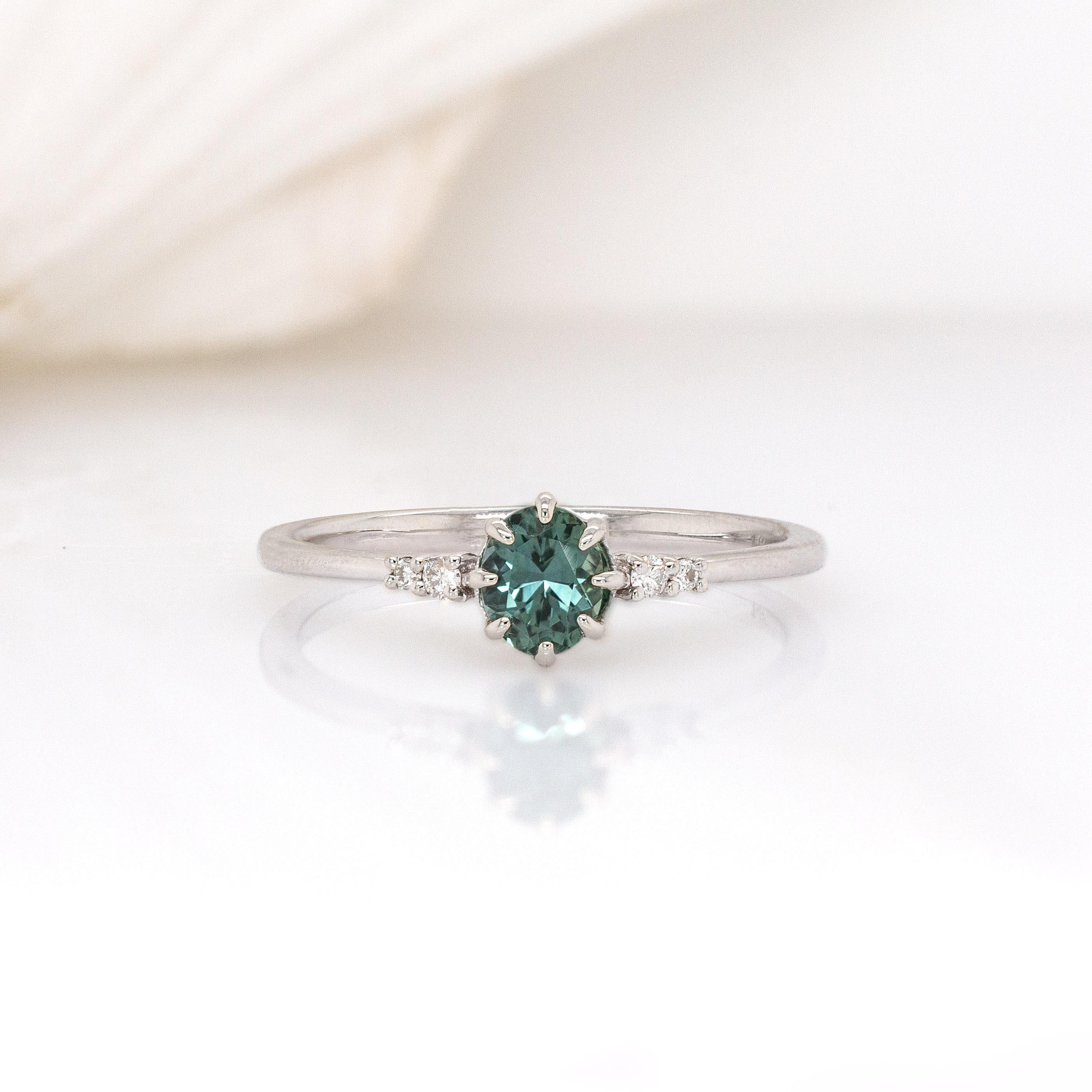 Contemporaneo Anello con zaffiro verde acqua e accenti di diamanti estratti dalla terra in oro bianco massiccio 14 carati  5x4mm in vendita