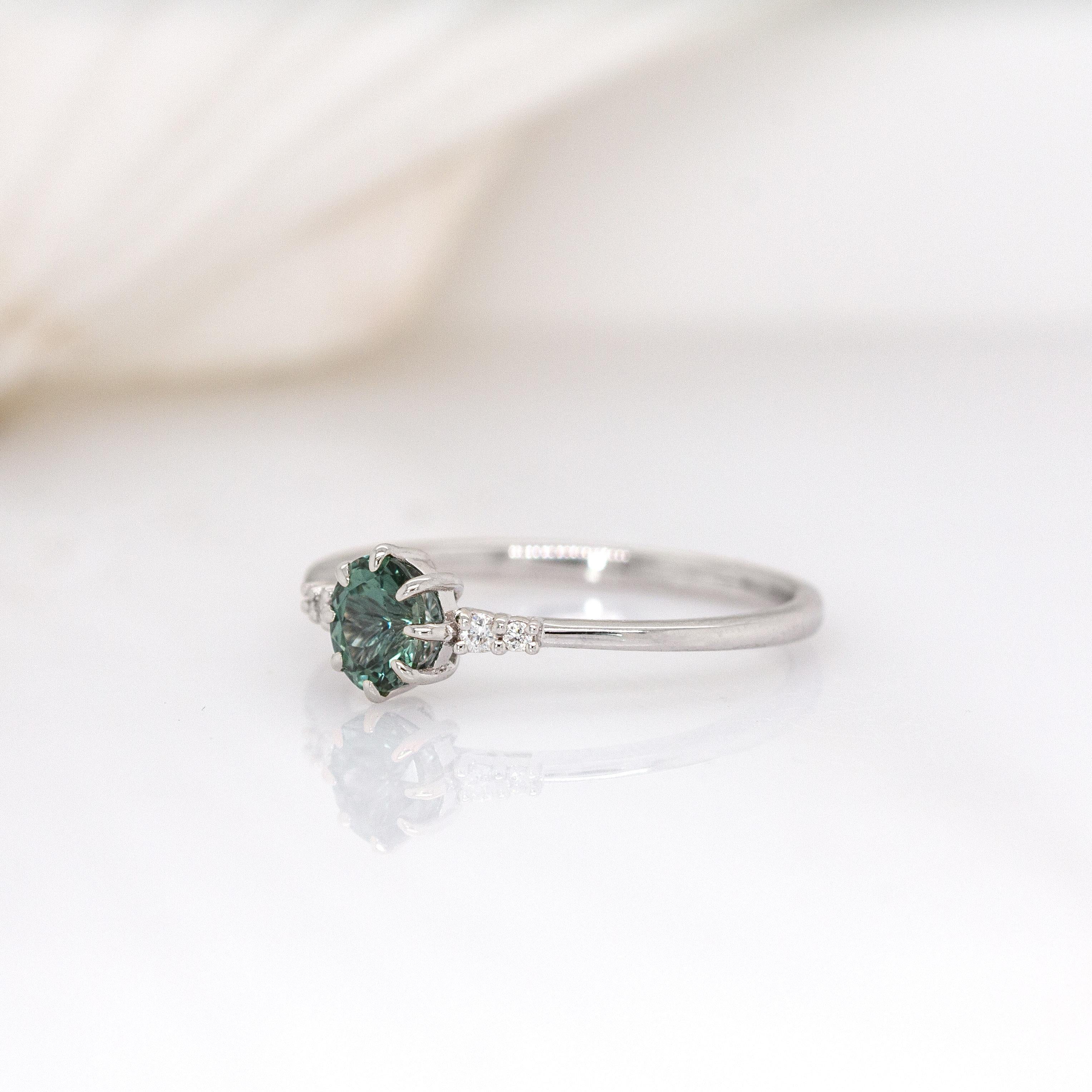 Taglio ovale Anello con zaffiro verde acqua e accenti di diamanti estratti dalla terra in oro bianco massiccio 14 carati  5x4mm in vendita