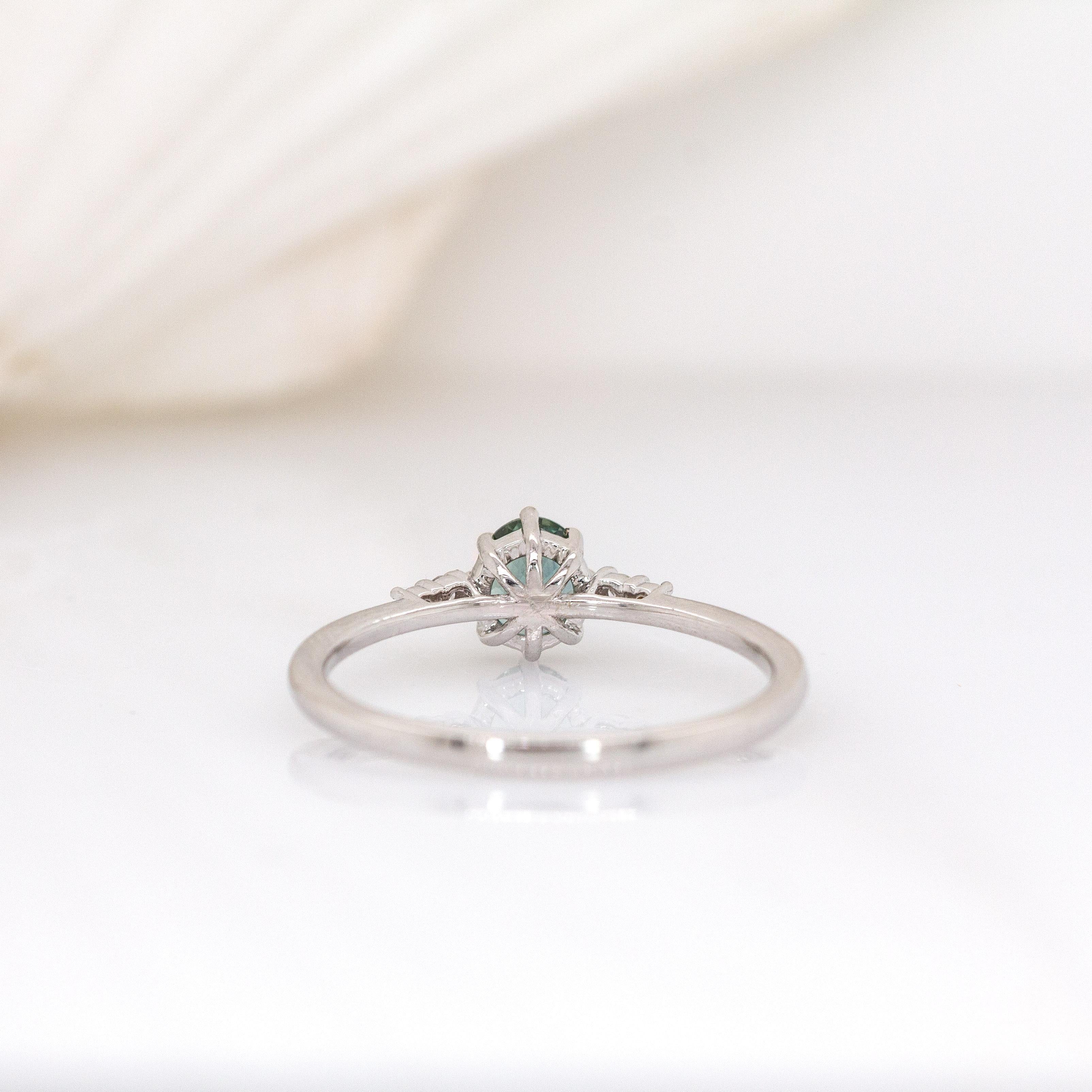 Anello con zaffiro verde acqua e accenti di diamanti estratti dalla terra in oro bianco massiccio 14 carati  5x4mm In condizioni Nuovo in vendita a Columbus, OH