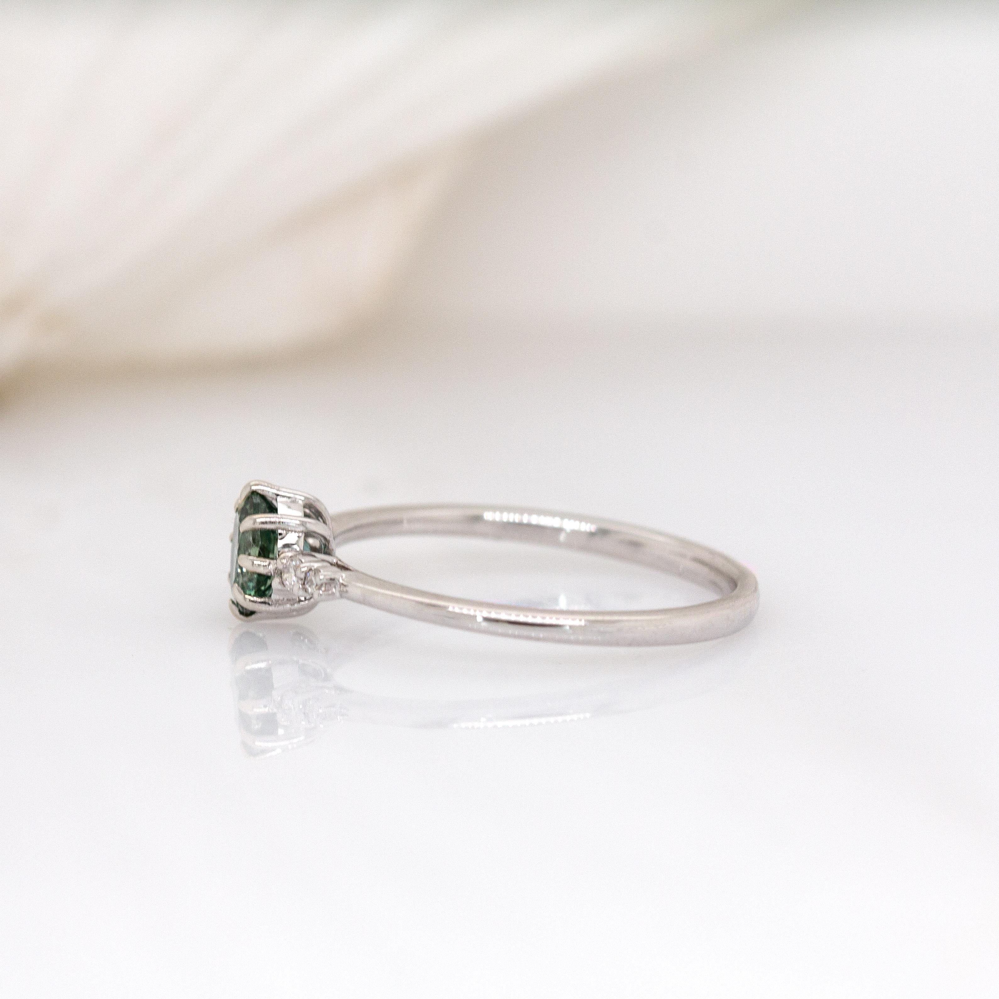 Donna Anello con zaffiro verde acqua e accenti di diamanti estratti dalla terra in oro bianco massiccio 14 carati  5x4mm in vendita