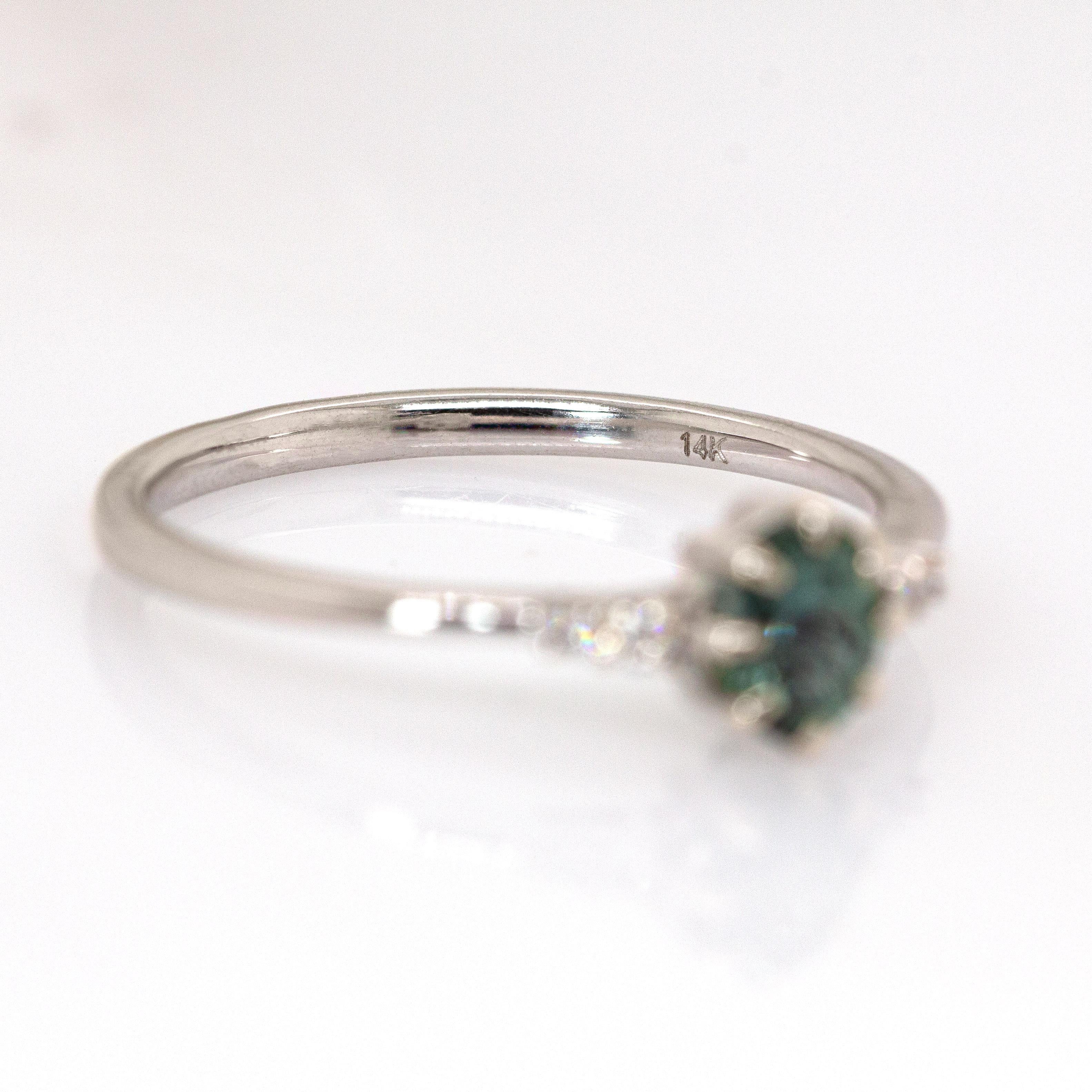 Anello con zaffiro verde acqua e accenti di diamanti estratti dalla terra in oro bianco massiccio 14 carati  5x4mm in vendita 1