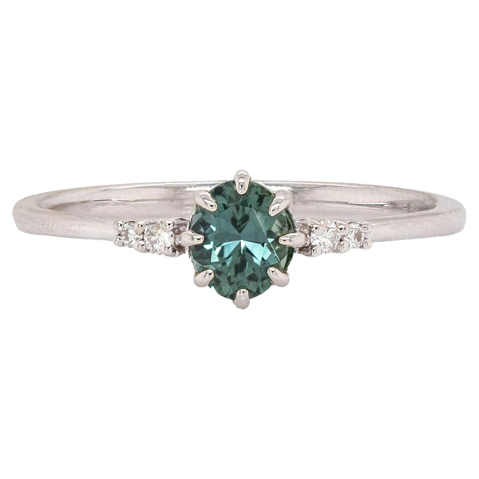 Anello con zaffiro verde acqua e accenti di diamanti estratti dalla terra in oro bianco massiccio 14 carati  5x4mm