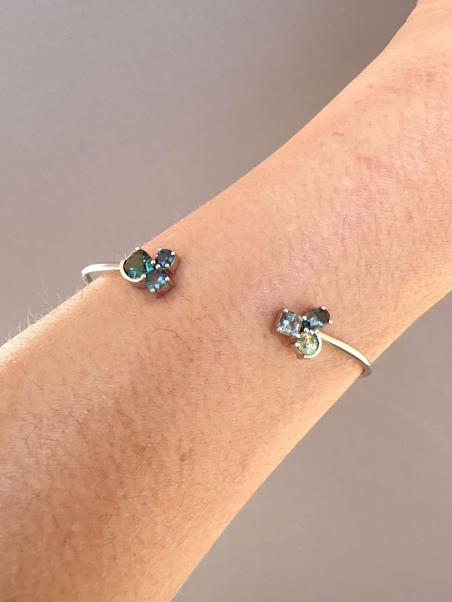 Non taillé Bracelet jonc flexible Madagas du Montana en or blanc 18 carats avec saphirs sarcelles du monde entier en vente