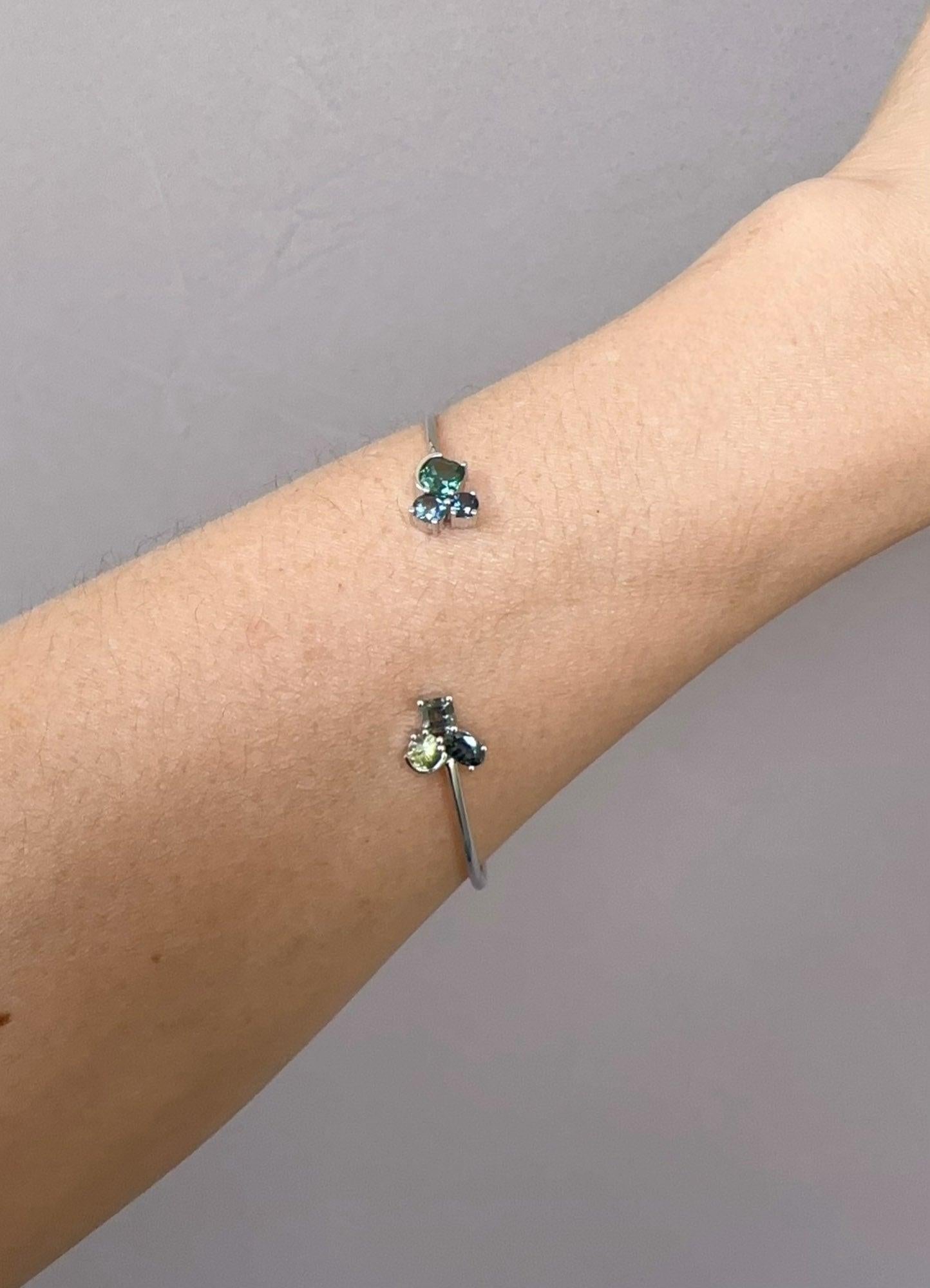 Bracelet jonc flexible Madagas du Montana en or blanc 18 carats avec saphirs sarcelles du monde entier Unisexe en vente