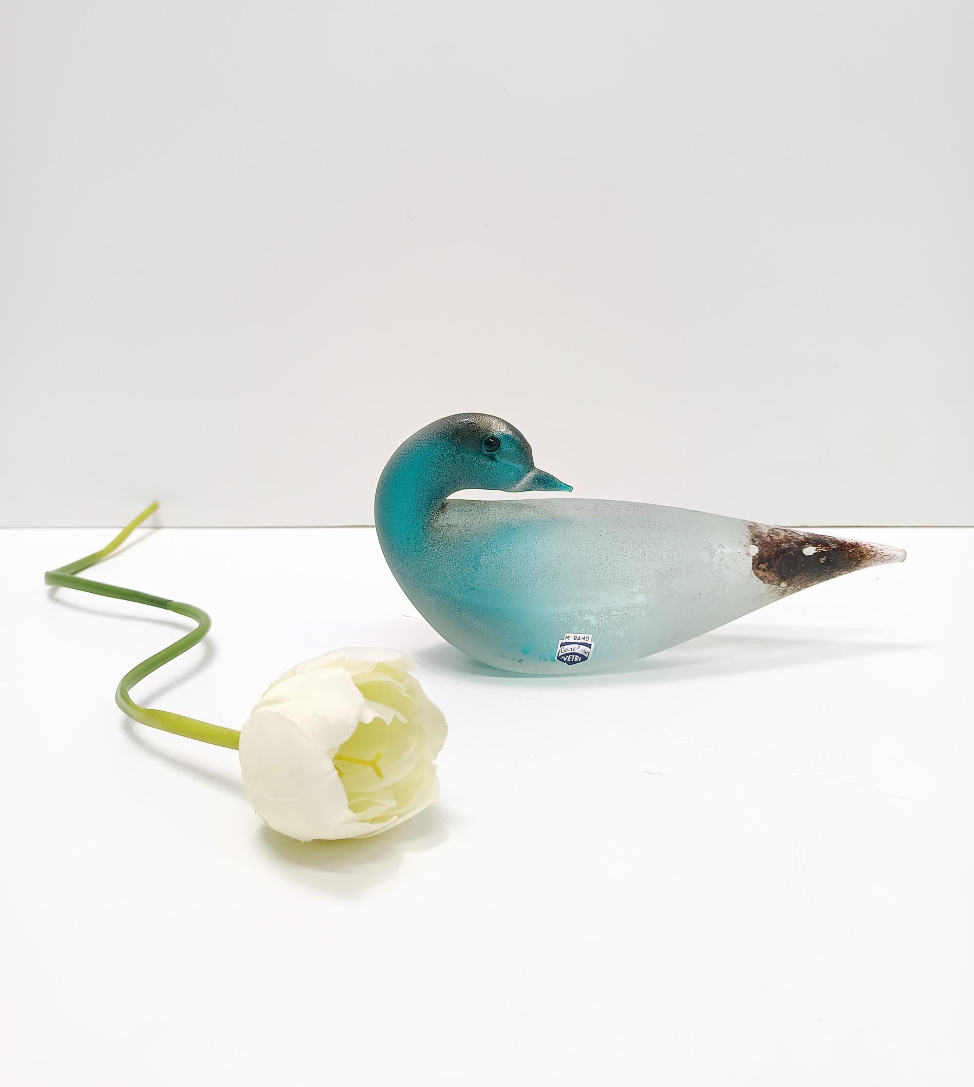 Made in Italy, anni '60. 
Si tratta di un bicchiere di Murano modellato a caldo dal maestro Gino Cenedese, firmato e con l'etichetta originale Cenedese. 
Questo tipo di vetro è stato realizzato da lui e portava una firma autografa in quanto si