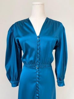 Vestido abotonado con hombros fruncidos verde azulado