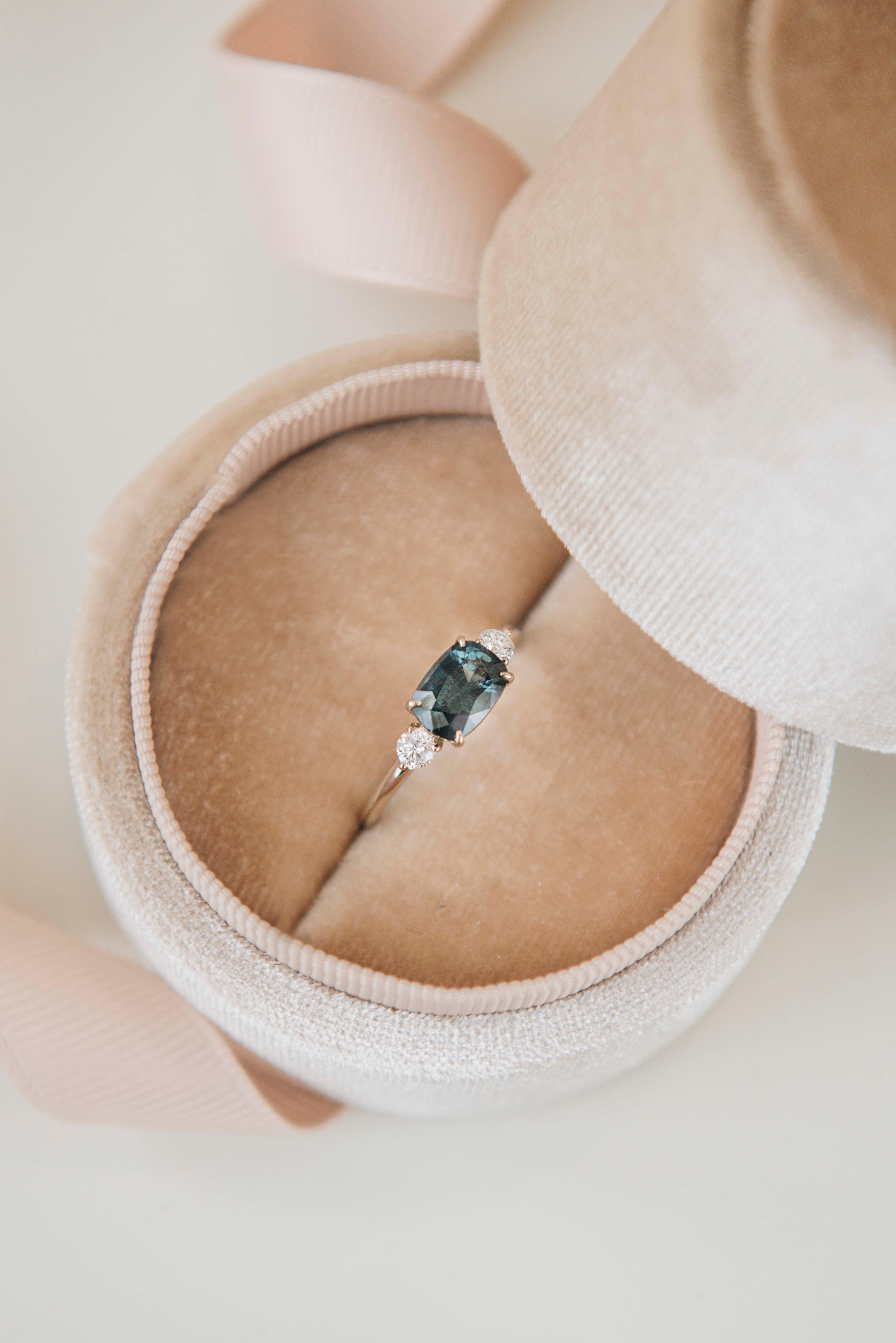 Eva Stones Diamond and 1.33 carat Teal Spinel engagement anniversary gold ring For Sale 1