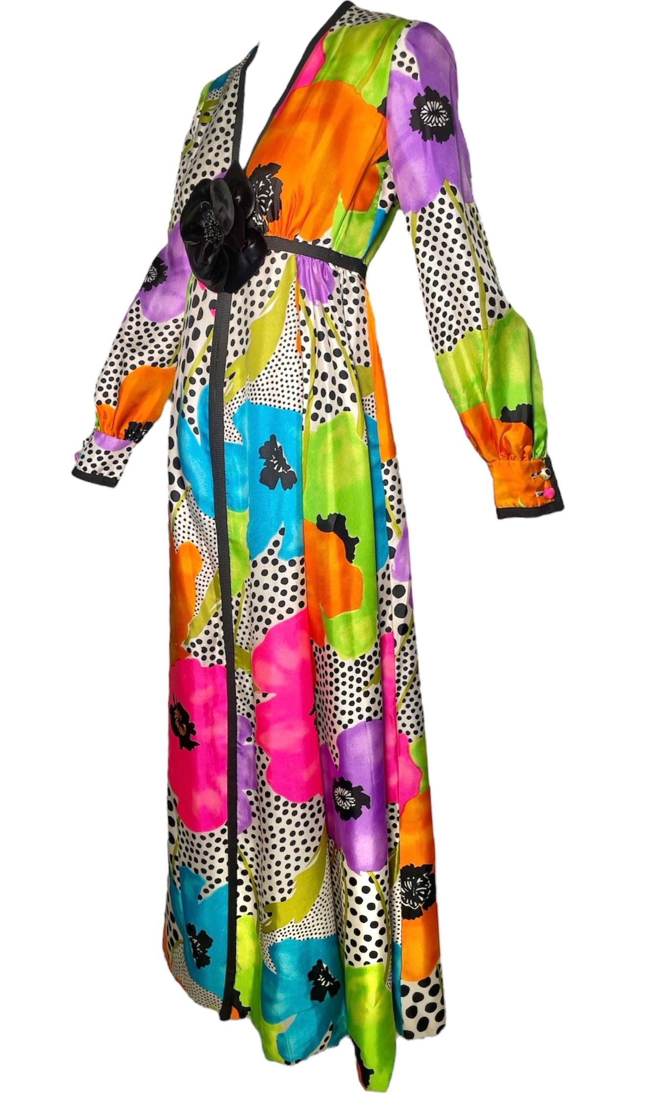 Dieser psychedelische Jumpsuit von Teal Traina mit Blumenmuster ist ein echter Hingucker. Dieses Kleidungsstück aus Seidenköper aus den frühen 1970er Jahren besticht durch einen psychedelischen Mohnblumenprint, der garantiert alle Blicke auf sich