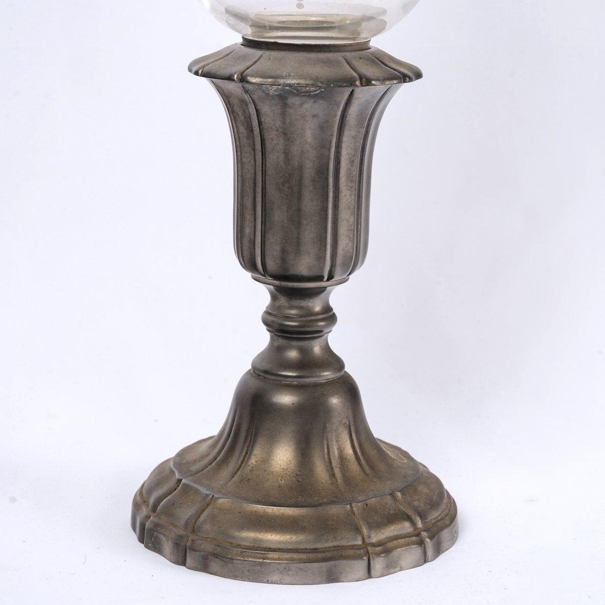 The candle-holder lamp is made from Baccarat crystal and is engraved with a beautiful Renaissance-style decoration of scrolls, arabesques and vegetal volutes.
The candlestick is made of pewter by 