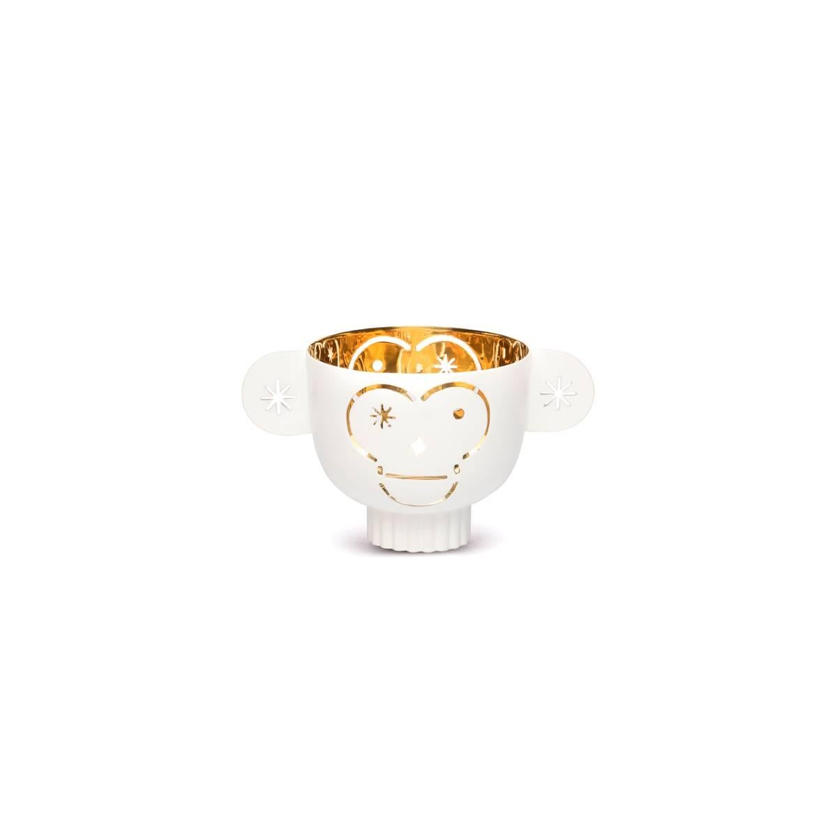 Monkos ist ein von Jaime Hayon entworfener Teelichthalter, ein Geschirr, das man nicht vergisst. Die Details zeigen die ausgefeilte Technik der Metallverarbeitung, die Monkos zu einem Objekt macht, dessen Reflexe und Glitzern auch ohne Kerzenlicht
