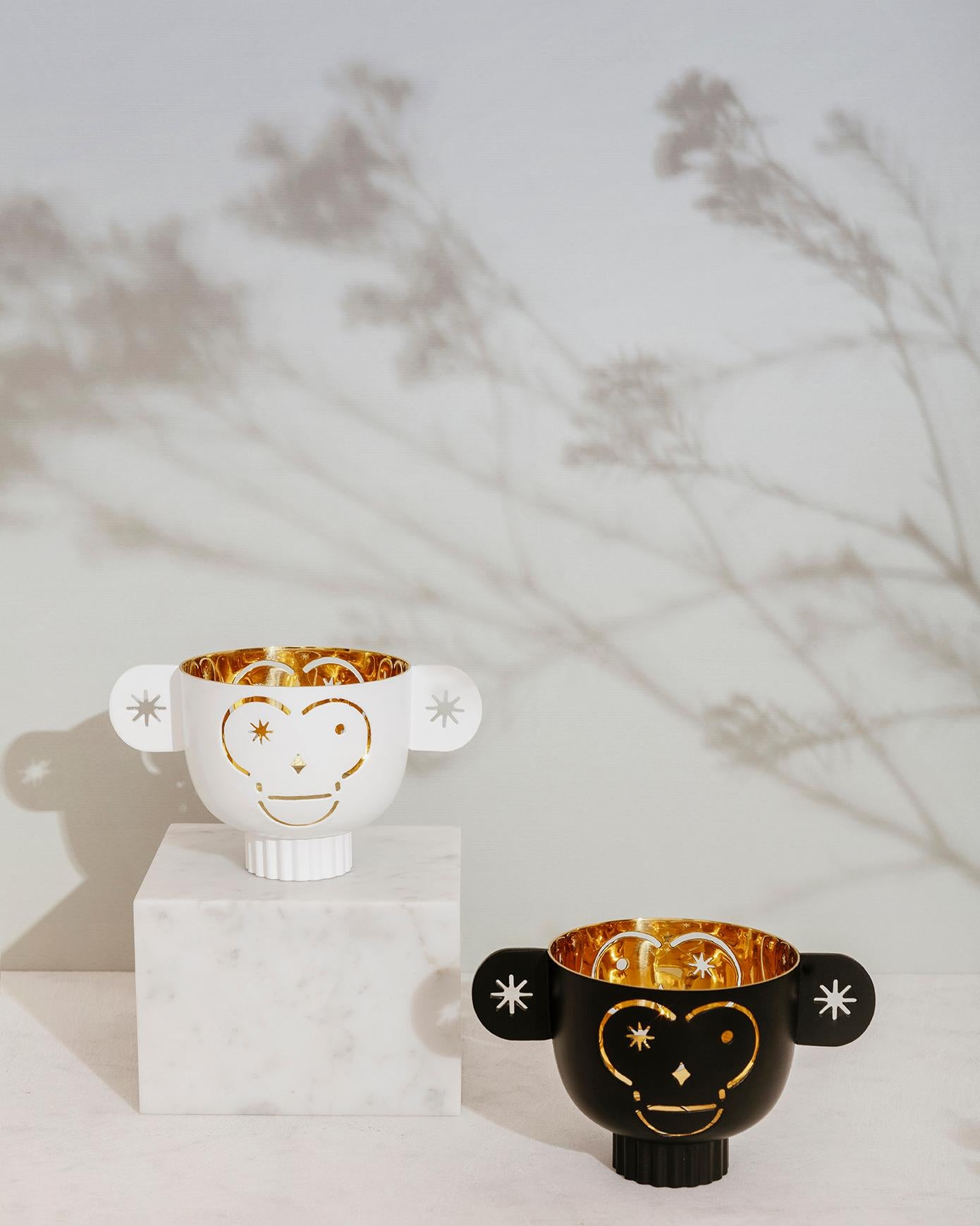 Teeleuchtenhalter Monkos aus Messing mit schwarzer oder weißer Außenseite von Jaime Hayon (Moderne) im Angebot