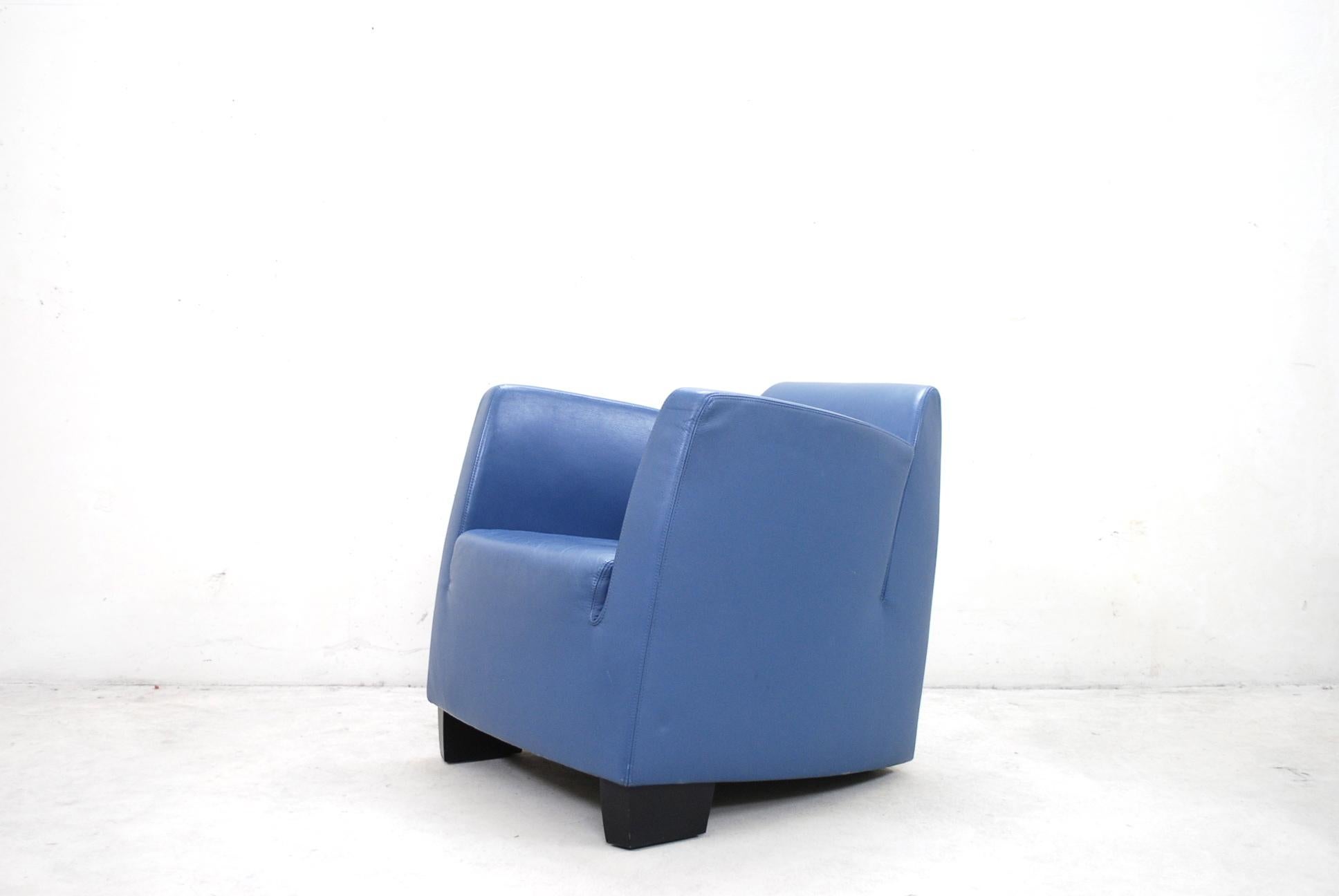 This small armchair Sena DS 2620 was designed by Kurt Erni 1995 for the Swiss manufacture team by Wellis.
De Sede was buying Team by Wellis in the year 2012 and this armchair was produced since then 2012 by De Sede.
This chair was the first