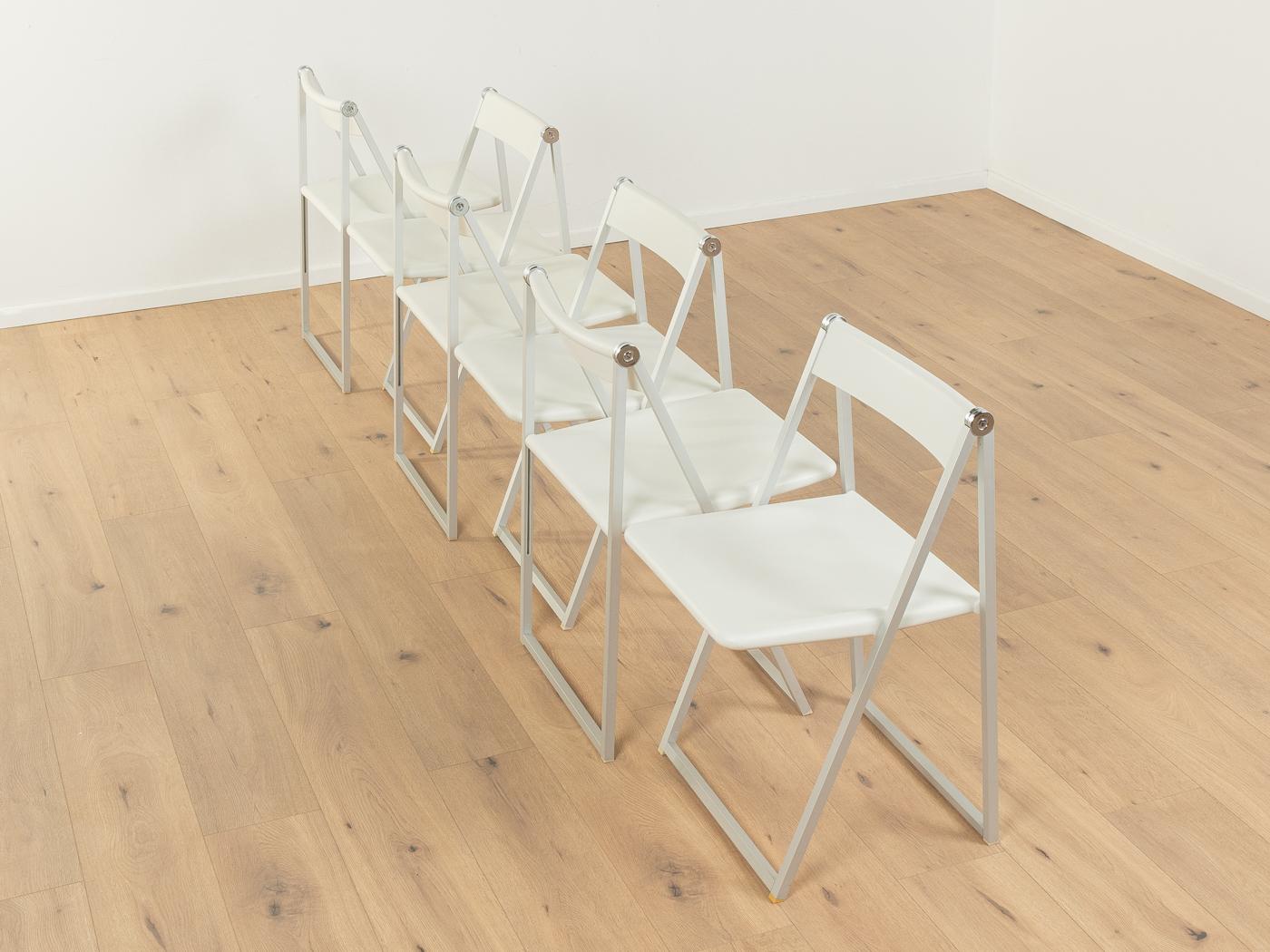 Sillas plegables atemporales del dúo de diseñadores suizos team form ag (Franz Hero y Karl Odermatt) para interlübke de los años 70. Estructura de acero inoxidable de alta calidad con respaldo y asiento de plástico en color blanco. La oferta incluye