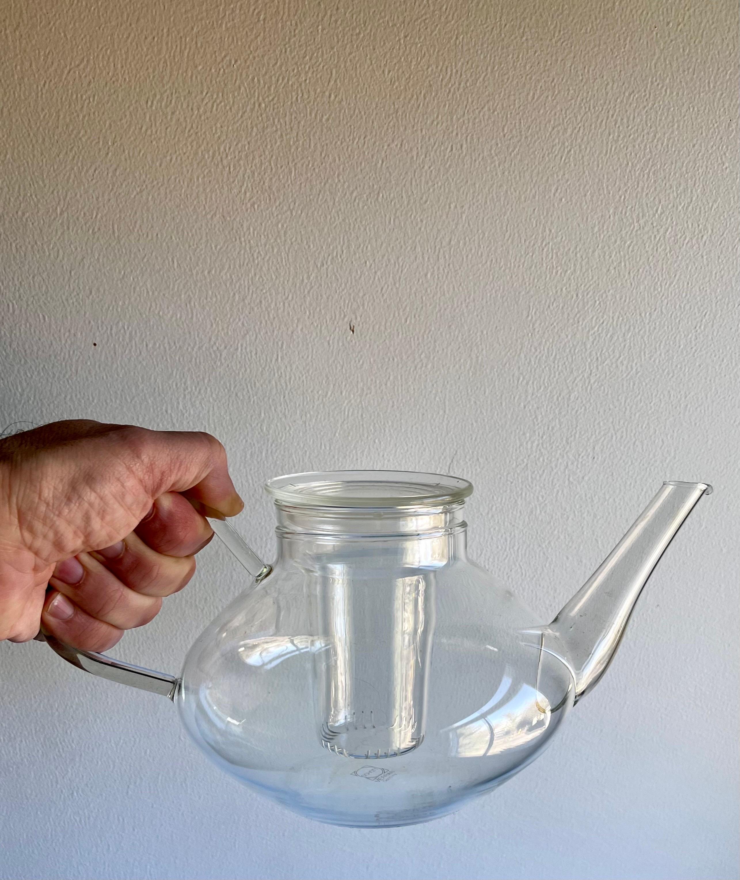 Tetera y tapa de cristal con infusor 
Colección Verran de Schott Zwiesel
Alemán, diseñado en los años 50
marcado en la parte inferior

Diseño Bauhaus, MOMA-Exhibición
Tetera alemana premiada en 1957 


