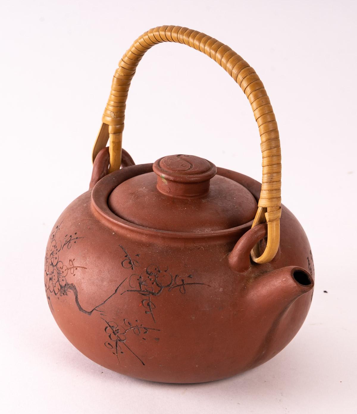 Teapot, terracotta, Asian Art, 20th century
Measures: H: 12cm, W: 19cm, D: 14cm.