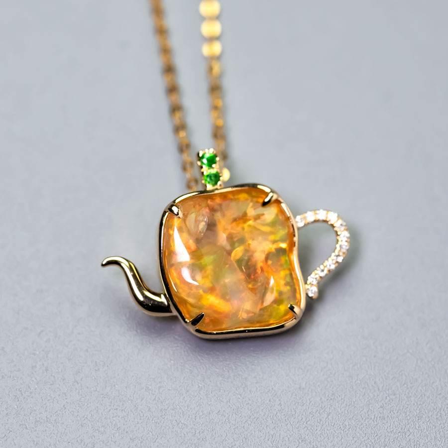 Collier en or jaune 18 carats orné d'une théière Design/One, opale de feu, diamant et tsavorite Neuf - En vente à Suwanee, GA