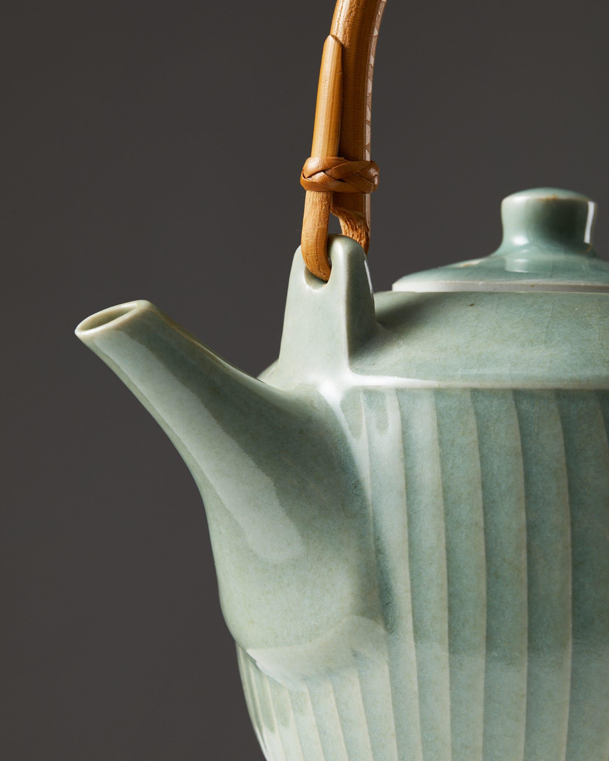 Porcelain Teapot designed by David Leach, England, 1960's.