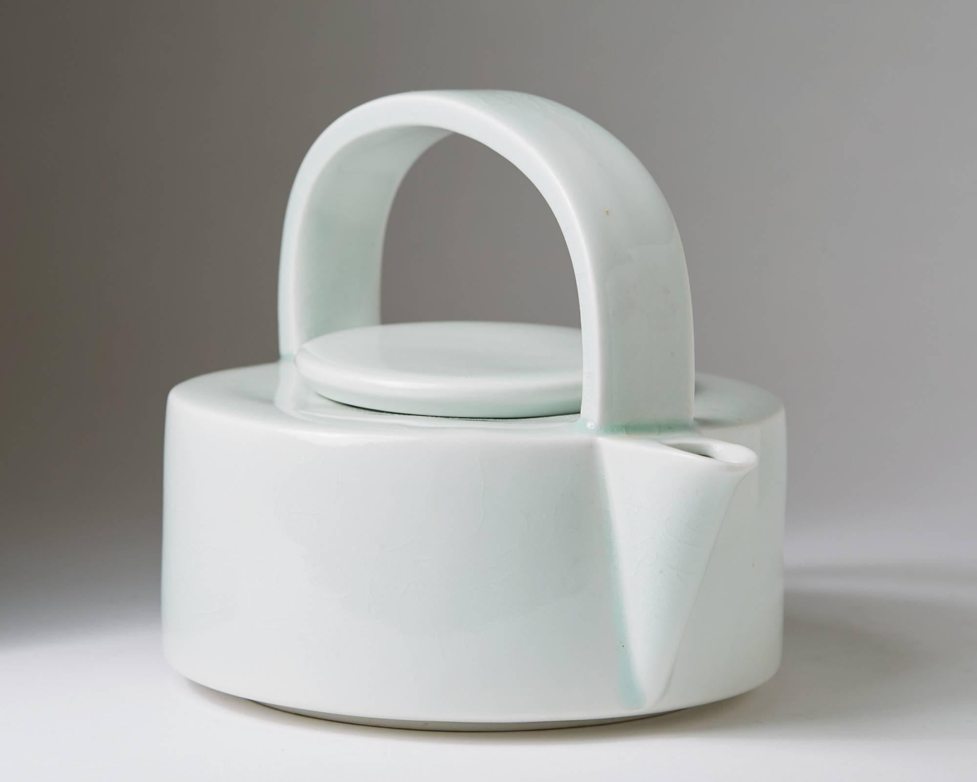 Théière conçue par Signe Persson Melin pour Rörstrand:: 
Suède:: années 1980. 

Glace céladon. 

Mesures : H 16 cm/ 6 1/4''
D 16 cm/ 6 1/4''.